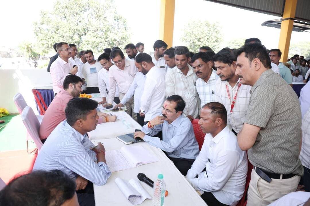 #मुख्यमंत्री_जनविश्वास_अभियान
कलेक्टर ने सोशल मीडिया इन्फ्लुएंसर्स से किया संवाद, शासकीय योजनाओं की दी जानकारी
ग्राम खरसोद कला में कलेक्टर श्री रौशन कुमार सिंह ने सोशल मीडिया इन्फ्लुएंसर्स से चर्चा कर जनकल्याणकारी योजनाओं की जानकारी दी। शिविर में ग्रामीणों की समस्याएं सुनकर उनके निराकरण की कार्रवाई की गई। अधिकारियों ने पात्र हितग्राहियों तक योजनाओं का लाभ पहुंचाने पर जोर दिया।
Jansampark Madhya Pradesh
CM Madhya Pradesh
Ujjain Commissioner
JDjansampark Ujjain