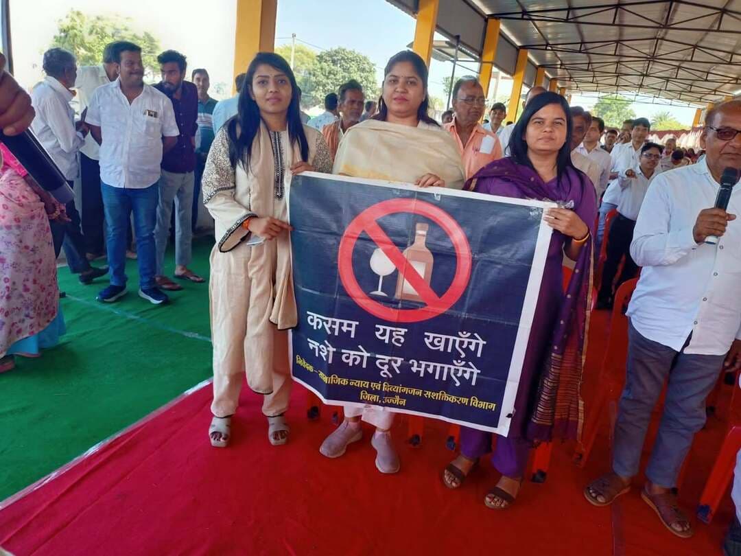 #सेवा_संकल्प_अभियान के अंतर्गत ग्राम पंचायत खरसोद कला में नशामुक्ति की शपथ दिलाई गई
🔸 सेवा संकल्प अभियान के अंतर्गत जनपद पंचायत बड़नगर की ग्राम पंचायत खरसोद कला में नशामुक्ति जागरूकता कार्यक्रम आयोजित किया गया। कार्यक्रम में उपस्थित जनों को नशे से दूर रहने तथा समाज को नशामुक्त बनाने की शपथ दिलाई गई।
Jansampark Madhya Pradesh
CM Madhya Pradesh
PRO Ujjain
Ujjain Commissioner