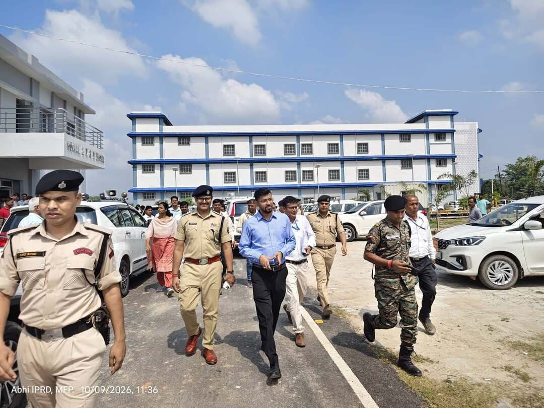 मुजफ्फरपुर में औद्योगिक विकास को मिलेगी नई रफ्तार! महवल लेदर पार्क का DM-SSP ने किया निरीक्षण, 62 एकड़ में रोजगार और निवेश की तैयारी
मुजफ्फरपुर में औद्योगिक विकास और रोजगार सृजन को लेकर बड़ी पहल सामने आई है। जिले के मोतीपुर प्रखंड स्थित बियाडा परिसर में विकसित हो रहे **मेगा लेदर फुटवियर एंड एसेसरीज पार्क, महवल** का जिलाधिकारी कुमार गौरव और वरीय पुलिस अधीक्षक कांतेश कुमार मिश्र ने वरीय अधिकारियों के साथ निरीक्षण किया।
करीब **62 एकड़ भूमि पर विकसित हो रहे इस आधुनिक औद्योगिक परिसर** में निर्माण कार्य अंतिम चरण में है। यहां उद्यमियों के लिए आंतरिक सड़क, स्ट्रीट लाइट, पार्किंग, पावर सब-स्टेशन, प्रशासनिक भवन और प्लग एंड प्ले शेड जैसी सुविधाएं विकसित की गई हैं।
पार्क में कई औद्योगिक इकाइयों को स्थान आवंटित किया जा चुका है, जबकि **44 रिक्त भू-खंडों पर नए निवेशकों और उद्यमियों के लिए अवसर उपलब्ध हैं।** इस परियोजना से लेदर और फुटवियर उद्योग को बढ़ावा मिलने के साथ स्थानीय युवाओं के लिए रोजगार के नए अवसर पैदा होने की उम्मीद है।
निरीक्षण के दौरान डीएम और एसएसपी ने स्थानीय लोगों से संवाद कर परियोजना से होने वाले संभावित लाभों की जानकारी ली। अधिकारियों ने विद्यार्थियों से भी बातचीत की और उन्हें शिक्षा, करियर तथा भविष्य के लक्ष्यों के प्रति प्रेरित किया।
अब देखना होगा कि महवल का यह औद्योगिक पार्क मुजफ्फरपुर को निवेश और रोजगार के नए केंद्र के रूप में विकसित करने में कितनी महत्वपूर्ण भूमिका निभाता है।
#TirhutNow #Muzaffarpur #LeatherPark #BiharIndustrialDevelopment #EmploymentNews