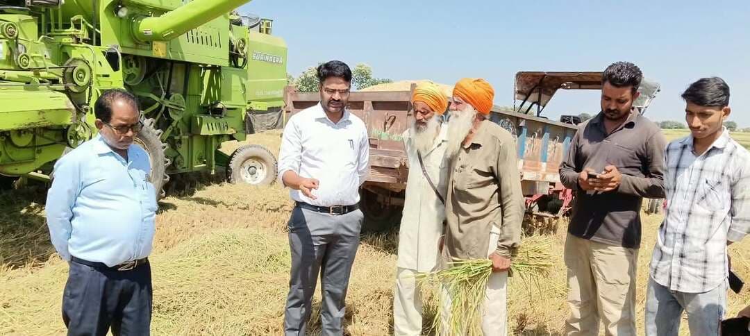 किसानों को पराली नहीं जलाने हेतु किया जागरूक
----
कलेक्टर सुश्री शीला दाहिमा के मार्गदर्शन में जिले में किसानों को पराली नही जलाने के प्रति जागरूकता अभियान चलाया जा रहा है। इसी क्रम में एसडीएम श्री गगन मीणा द्वारा आज बगदिया हल्के में किसानों को धान की पराली नहीं जलाने के संबंध में जागरूक किया गया। किसानों को समझाइश दी गई कि धान की पराली जलाने से पर्यावरण प्रदूषित होता है तथा मिट्टी की उर्वरता पर प्रतिकूल प्रभाव पड़ता है।
उन्होंने किसानों से अपील की कि वे पराली न जलाये तथा फसल अवशेषों का वैज्ञानिक विधि से प्रबंधन करें। शासन द्वारा पराली प्रबंधन में उपयोगी कृषि यंत्रों के लिए अनुदान भी दिया जा रहा है।
-
CM Madhya Pradesh
Jansampark Madhya Pradesh
#JansamparkMP
#sheopur