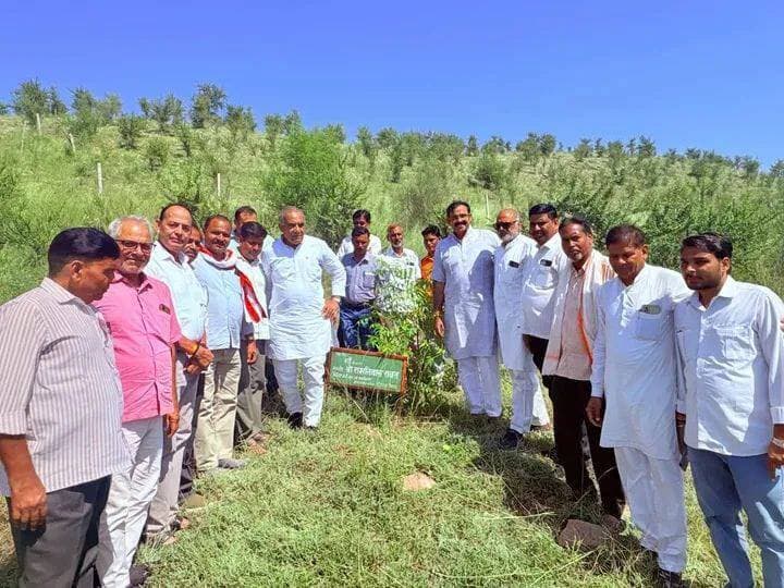 सेवा संकल्प अभियान के तहत रोपे 400 पौधे
----
सेवा संकल्प अभियान के अंतर्गत सेवा मेरा योगदान गतिविधि के क्रम में आज विजयपुर स्थित पितृ पर्वत स्थित सिद्ध बाबा की पहाड़ी पर विशाल वृक्षारोपण कार्यक्रम आयोजित किया गया। कार्यक्रम में मुख्य अतिथि के रूप में पूर्व मंत्री एवं वन विकास निगम के अध्यक्ष श्री रामनिवास रावत उपस्थित रहे। पौधरोपण के दौरान 400 पौधे रोपे गये।
इस अवसर पर एसडीएम श्री अभिषेक मिश्रा, पूर्व विधायक श्री बाबूलाल मेवरा, नगर पंचायत अध्यक्ष श्री कमलेश कुशवाह, जनपद अध्यक्ष श्री बदन सिंह रावत, सीईओ जनपद श्री पवन घुरैया, भाजपा जिला महामंत्री श्री अरविंद सिंह जादौन, भाजपा मंडल अध्यक्ष विजयपुर श्री शुभम मुद्गल, जिला उपाध्यक्ष श्री परीक्षित धाकड, जिला सह कोषाध्यक्ष श्री अखिलेश शर्मा, श्री कैलाश सिरोठिया, श्री भरत गर्ग, श्री श्रीधर गुर्जर सहित अन्य जनप्रतिनिधि एवं अधिकारी तथा गणमान्य नागरिक उपस्थित रहे।
कार्यक्रम के दौरान सांदीपनि विद्यालय के विद्यार्थियों को पर्यावरण संरक्षण के महत्व के बारे में जागरूक किया गया। बच्चों ने जीवन में अधिक से अधिक पेड़ लगाने तथा उनकी नियमित देखभाल कर रक्षा करने का संकल्प लिया।
इस अवसर पर पर्यावरण संरक्षण का संदेश देते हुए कहा गया कि वृक्षारोपण केवल पौधे लगाने तक सीमित नहीं है, बल्कि यह आने वाली पीढ़ियों को स्वच्छ, हरित एवं स्वस्थ पर्यावरण प्रदान करने की दिशा में एक महत्वपूर्ण पहल है। पौधों को लगाना जितना आवश्यक है, उतना ही आवश्यक उनकी देखभाल कर उन्हें वृक्ष बनने तक सुरक्षित रखना भी है।
-
CM Madhya Pradesh
Jansampark Madhya Pradesh
#JansamparkMP
#sheopur