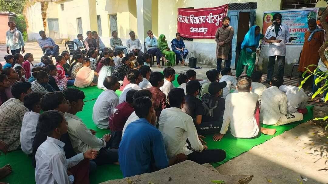 विजयपुर में नशामुक्ति कार्यक्रम आयोजित
-----
राष्ट्रपिता महात्मा गांधी की जयंती के अवसर पर मनाए जा रहे मद्य निषेध सप्ताह (02 से 08 अक्टूबर) के तहत नशामुक्ति पर आधारित जागरूकता कार्यक्रम आयोजित किये जा रहे है।
इसी क्रम में कलेक्टर सुश्री शीला दाहिमा के मार्गदर्शन तथा सामाजिक न्याय एवं दिव्यांगजन सशक्तिकरण विभाग अंतर्गत अशासकीय संस्था अशोक शिक्षा प्रचार समिति (जय मारूति नशा मुक्ति केंद्र) के सहयोग से नशा मुक्त भारत अभियान और सेवा मेरा योगदान अंतर्गत शासकीय उत्कृष्ट उच्चतर माध्यमिक विद्यालय विजयपुर में नशे के दुष्परिणामों पर आधारित नाट्य प्रस्तुति दी गई।
आस्था कला नाट्य मंच ग्वालियर के निर्देशक श्री नेमीचंद के नेतृत्व में रंगकर्मी मंगल सिंह, प्रमोद शर्मा, वासु द्विवेदी और ज्योति शर्मा ने अपने सजीव अभिनय से दर्शाया कि कैसे मादक द्रव्य, तंबाकू, सिगरेट, गुटखा और शराब के सेवन की शुरुआत एक छोटे से शौक से होती है और धीरे-धीरे यह इंसान को कैंसर जैसी गंभीर बीमारियों, मानसिक अवसाद और असमय मौत के मुहाने पर खड़ा कर देती है। नाटक में यह भी बहुत ही प्रभावी ढंग से दिखाया गया कि एक व्यक्ति की लत के कारण पूरे परिवार को किस प्रकार आर्थिक तंगी और कलह का सामना करना पड़ता है।
नाट्य प्रस्तुतियों से प्रभावित होकर उपस्थित ग्रामीणों, महिलाओं, युवाओं और स्कूली बच्चों ने नशे के इन घातक दुष्परिणामों से दूर रहने का संकल्प लिया। कार्यक्रमों के अंत में सभी उपस्थित जनों को जीवन में कभी भी नशा न करने तथा अपने आसपास के लोगों को भी जागरूक करने की़ शपथ दिलाई गई।
इन जन-जागरूकता कार्यक्रमों में सामाजिक न्याय एवं दिव्यांगजन सशक्तिकरण विभाग से सामाजिक सुरक्षा अधिकारी श्री नरेन्द्र त्यागी, जय मारुति नशामुक्ति केंद्र के समन्वयक अनिल कुमार, सोशल वर्कर यासमीन, नशामुक्ति वर्कर जीतेन्द्र राठौर एवं इरफान खान सहित स्थानीय जनप्रतिनिधि, शिक्षक और बड़ी संख्या में ग्रामीण उपस्थित रहे।
-
CM Madhya Pradesh
Jansampark Madhya Pradesh
#JansamparkMP
#sheopur