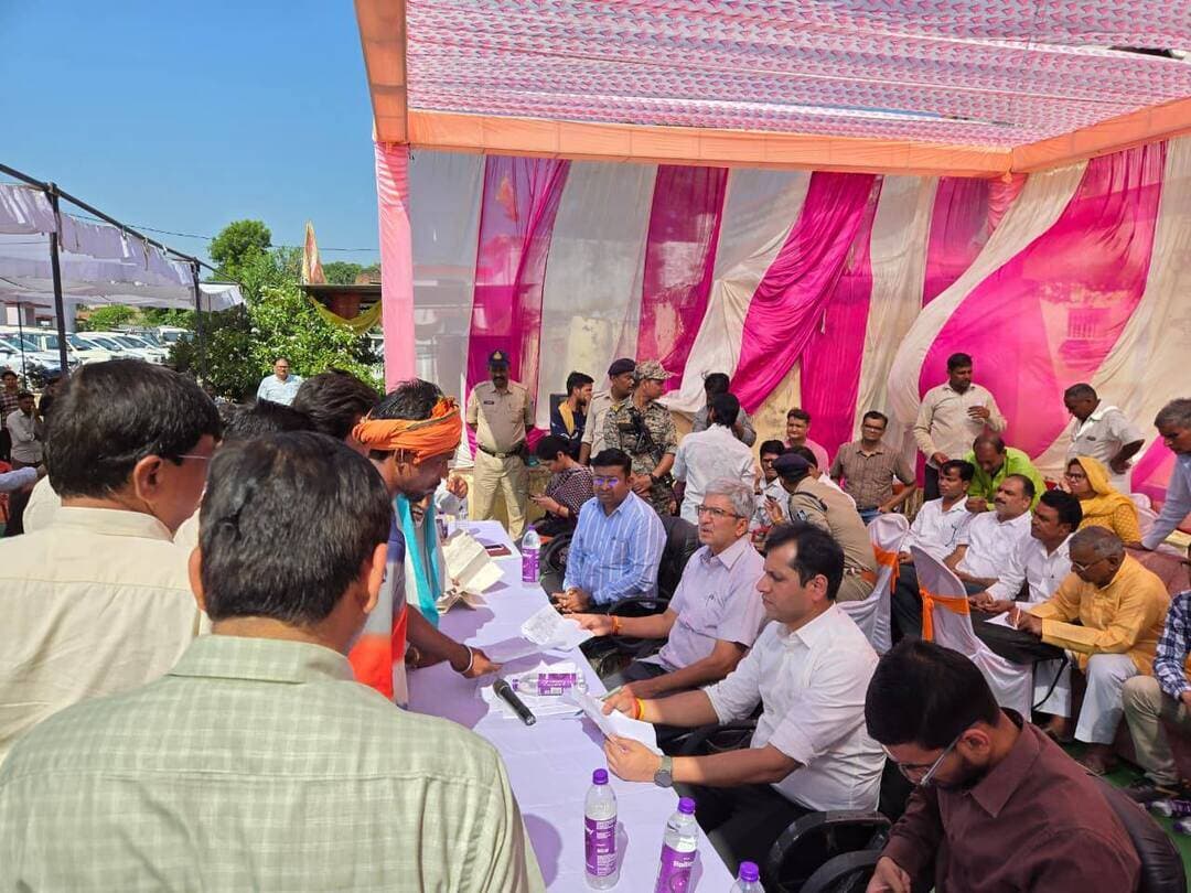 मुख्यमंत्री जनविश्वास अभियान
आयुक्त श्री मनोज खत्री की अध्यक्षता में बसई में जनकल्याण शिविर आयोजित
100 से अधिक आवेदनों पर हुई जनसुनवाई, अधिकारियों को शीघ्र निराकरण के निर्देश
उद्यम संवाद में दो हितग्राहियों को ऋण स्वीकृति पत्र प्रदान किए
आयुक्त ने सीएचसी एवं छात्रावास का निरीक्षण कर व्यवस्थाओं का लिया जायजा
मुख्यमंत्री जनविश्वास अभियान के अंतर्गत आज जिले के दूरस्थ अंचल ग्राम बसई में ग्वालियर संभाग आयुक्त श्री मनोज खत्री की अध्यक्षता में जनकल्याण शिविर का आयोजन किया गया। शिविर में विभिन्न विभागों द्वारा आमजन की समस्याओं एवं मांगों से संबंधित आवेदनों पर जनसुनवाई की गई। आयुक्त श्री खत्री ने 100 से अधिक आवेदनों पर सुनवाई करते हुए संबंधित अधिकारियों को प्रकरणों का प्राथमिकता के साथ शीघ्र निराकरण सुनिश्चित करने के निर्देश दिए। इस दौरान कलेक्टर श्री स्वप्निल वानखड़े सहित जिला स्तरीय अधिकारी उपस्थित रहे।
उद्यम संवाद में दो हितग्राहियों को मिले ऋण स्वीकृति पत्र
जनकल्याण शिविर के दौरान उद्यम संवाद का आयोजन किया गया। इसमें दो हितग्राहियों को उद्यम स्थापना के लिए ऋण स्वीकृति पत्र प्रदान किए गए। ग्राम बसई के श्री पवन राय को प्रधानमंत्री रोजगार सृजन कार्यक्रम के अंतर्गत ऑयल मिल स्थापित करने के लिए पाँच लाख रुपये तथा श्री धर्मेंद्र राजपूत को किराना व्यवसाय के लिए 4.90 लाख रुपये का ऋण स्वीकृति पत्र प्रदान किया गया।
इस अवसर पर दोनों हितग्राहियों ने अपने अनुभव साझा करते हुए युवाओं को स्वरोजगार एवं उद्यमिता के क्षेत्र में आगे बढ़ने के लिए प्रेरित किया। उन्होंने उद्यमियों एवं युवाओं को प्रोत्साहित करने के लिए शासन द्वारा संचालित योजनाओं के प्रति आभार व्यक्त किया।
आयुक्त ने सामुदायिक स्वास्थ्य केंद्र का निरीक्षण किया
जनकल्याण शिविर के दौरान संभाग आयुक्त श्री मनोज खत्री ने सामुदायिक स्वास्थ्य केंद्र (सीएचसी), बसई का निरीक्षण कर स्वास्थ्य सेवाओं एवं उपलब्ध व्यवस्थाओं का जायजा लिया। उन्होंने स्वास्थ्य केंद्र के विभिन्न कक्षों का निरीक्षण करते हुए उपलब्ध सुविधाओं, उपचार व्यवस्था तथा मरीजों को प्रदान की जा रही स्वास्थ्य सेवाओं की जानकारी प्राप्त की। उन्होंने स्वास्थ्य सेवाओं को बेहतर बनाए रखने तथा मरीजों को आवश्यक सुविधाएं उपलब्ध कराने पर जोर दिया।
इस दौरान टीबी से पीड़ित मरीजों को पोषण सहायता के रूप में फूड बास्केट वितरित की गईं, ताकि उपचार के साथ उन्हें पोषण संबंधी सहयोग भी मिल सके।
अनुसूचित जाति सीनियर बालक छात्रावास का किया निरीक्षण
इसके पश्चात संभाग आयुक्त श्री खत्री ने शासकीय अनुसूचित जाति सीनियर बालक छात्रावास का निरीक्षण किया। उन्होंने छात्रावास में उपलब्ध मूलभूत सुविधाओं, विद्यार्थियों के रहन-सहन, भोजन व्यवस्था एवं शैक्षणिक गतिविधियों की जानकारी ली। इस दौरान उन्होंने विद्यार्थियों से सीधे संवाद कर उनकी पढ़ाई, दिनचर्या तथा छात्रावास में उपलब्ध सुविधाओं के संबंध में चर्चा की। साथ ही भोजन की गुणवत्ता के बारे में जानकारी लेकर व्यवस्थाओं का जायजा लिया।
आयुक्त ने छात्रावास में खाद्य सामग्री के स्टॉक रजिस्टर का निरीक्षण कर अभिलेखों का अवलोकन किया तथा खाद्य सामग्री के संधारण एवं वितरण संबंधी जानकारी प्राप्त की। उन्होंने संबंधित अधिकारियों को विद्यार्थियों के लिए गुणवत्तापूर्ण भोजन, बेहतर शैक्षणिक वातावरण और आवश्यक सुविधाएं सुनिश्चित करने के निर्देश दिए।
ऑनलाइन कोचिंग के लिए टीवी लगवाने के निर्देश
विद्यार्थियों की पढ़ाई को बेहतर बनाने तथा उन्हें आधुनिक शैक्षणिक संसाधनों से जोड़ने के उद्देश्य से आयुक्त श्री खत्री ने छात्रावास में ऑनलाइन कोचिंग की सुविधा उपलब्ध कराने के लिए टीवी लगवाने के निर्देश दिए। इससे विद्यार्थी ऑनलाइन कक्षाओं एवं शैक्षणिक सामग्री के माध्यम से अपनी पढ़ाई को और प्रभावी बना सकेंगे।
उन्होंने विद्यार्थियों को मिलने वाली छात्रवृत्ति के संबंध में जानकारी प्राप्त की तथा छात्रावास में उपलब्ध खेलकूद सामग्री का भी जायजा लिया। उन्होंने विद्यार्थियों के शैक्षणिक विकास के साथ-साथ उनके सर्वांगीण विकास के लिए खेल गतिविधियों को प्रोत्साहित करने पर जोर दिया।
निरीक्षण के दौरान आयुक्त श्री खत्री ने संबंधित अधिकारियों को निर्देशित किया कि शासन की योजनाओं एवं सुविधाओं का लाभ पात्र हितग्राहियों और विद्यार्थियों तक प्रभावी ढंग से पहुंचाया जाए। जनकल्याण शिविर के माध्यम से आमजन की समस्याओं का निराकरण करने तथा स्वास्थ्य केंद्र एवं छात्रावास जैसी संस्थाओं की व्यवस्थाओं का निरीक्षण करने का उद्देश्य जनसुविधाओं की उपलब्धता और सेवाओं की गुणवत्ता सुनिश्चित करना है।
Dr Mohan Yadav
CM Madhya Pradesh
Jansampark Madhya Pradesh
Gwalior Commissioner
Collector Office Datia
#datia #CMMadhyaPradesh #दतिया #JansamparkMP #MadhyaPradesh