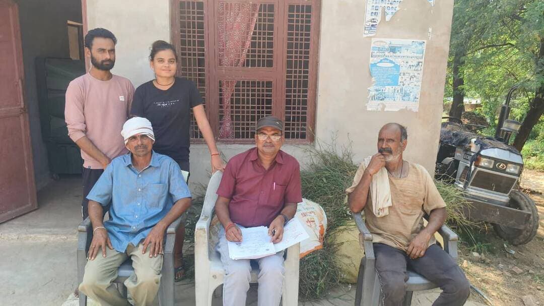 मतदाता सूची में पात्र मतदाताओं के नाम जोड़ने मतदान केंद्रों पर विशेष कैंप आयोजित
जिले में आज 9 अक्टूबर को विभिन्न मतदान केंद्रों पर पात्र मतदाताओं के नाम मतदाता सूची में जोड़ने के लिए विशेष कैंपों का आयोजन किया गया।
विशेष कैंप के दौरान मतदान केंद्रों पर बीएलओ द्वारा पात्र नागरिकों से मतदाता सूची में नाम जोड़ने के लिए फॉर्म-6 प्राप्त किए गए। इस दौरान विशेष रूप से उन युवाओं से आवेदन लिए गए, जिन्होंने 1 अक्टूबर 2026 को 18 वर्ष की आयु पूर्ण कर ली है। साथ ही 1 जनवरी 2027 को 18 वर्ष की आयु पूर्ण करने वाले युवाओं से भी अग्रिम रूप से फॉर्म-6 जमा कराए गए।
फॉर्म-6 के साथ किसी भी मतदाता से पृथक घोषणा पत्र नहीं लिया गया। मतदान केंद्रों पर उपस्थित बीएलओ द्वारा पात्र मतदाताओं को मतदाता सूची में नाम जुड़वाने की प्रक्रिया की जानकारी भी दी गई।
मतदाताओं को ऑनलाइन आवेदन की सुविधा के संबंध में भी जानकारी दी गई। पात्र नागरिक voters.eci.gov.in अथवा ECINET मोबाइल एप के माध्यम से ऑनलाइन आवेदन कर सकते हैं। जिला निर्वाचन कार्यालय द्वारा पात्र नागरिकों, विशेषकर युवा मतदाताओं से इन कैंपों में पहुंचकर मतदाता सूची में अपना नाम जुड़वाने की अपील की गई है।
Election Commission of India
Chief Electoral Officer Madhya Pradesh
Jansampark Madhya Pradesh
#datia #दतिया #MadhyaPradesh