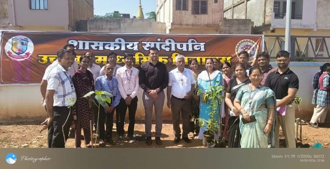 ‘सेवा संकल्प अभियान’ के अंतर्गत शासकीय सांदीपनि उच्चतर माध्यमिक विद्यालय में एक पेड़ मां के नाम अभियान के तहत पौधरोपण कार्यक्रम का आयोजन किया गया। इस दौरान विद्यालय के शिक्षकों, छात्र-छात्राओं तथा शिक्षा विभाग के प्रशासनिक अधिकारियों द्वारा संयुक्त रूप से पौधे रोपकर पर्यावरण संरक्षण और मातृ सम्मान का संदेश दिया गया।
कार्यक्रम के दौरान जिला शिक्षा अधिकारी श्री आकाश सिंह यादव एवं विकासखंड शिक्षा अधिकारी श्री कौशल गौतम विशेष रूप से उपस्थित रहे। अधिकारियों ने विद्यार्थियों और शिक्षकों के साथ मिलकर विद्यालय परिसर में विभिन्न प्रजातियों के पौधे रोपे। जिला शिक्षा अधिकारी ने इस अवसर पर कहा कि वृक्षारोपण से न केवल पर्यावरण का संतुलन बना रहता है, बल्कि यह आने वाली भावी पीढ़ियों के लिए एक स्वच्छ और हरित वातावरण भी निर्मित करता है।
Department of School Education, Madhya Pradesh
#SevaSankalpAbhiyan
#shivpuri