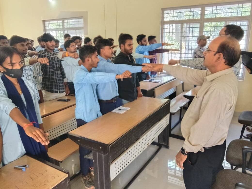 #सेवा_संकल्प_अभियान के अंतर्गत कलेक्टर एवं जिला मजिस्ट्रेट श्री अर्पित वर्मा के निर्देशानुसार कौशल विकास एवं रोजगार विभाग द्वारा शासकीय औद्योगिक प्रशिक्षण संस्थान (आईटीआई) खनियाधाना में एक दिवसीय करियर काउंसलिंग एवं मार्गदर्शन कार्यक्रम का आयोजन किया गया। यह कार्यक्रम जिला रोजगार अधिकारी श्री बी.एस. मीणा के मार्गदर्शन में संपन्न हुआ।
विद्यार्थियों को उनकी व्यक्तिगत रुचि, दक्षता और क्षमताओं के आधार पर सही करियर क्षेत्र चुनने के संबंध में उपयोगी टिप्स दिए। इसके साथ ही प्रतियोगी परीक्षाओं की तैयारी तथा रोजगार के नए अवसरों से संबंधित विविध जानकारियां भी साझा कीं।
सत्र के दौरान उपस्थित छात्र-छात्राओं एवं युवाओं को स्वस्थ जीवनशैली और उज्ज्वल भविष्य के लिए नशामुक्त रहने का संदेश दिया गया। इस अवसर पर सभी प्रतिभागियों को जीवन में कभी भी नशा न करने की नशामुक्ति की शपथ दिलाई गई। कार्यक्रम के माध्यम से कुल 85 आवेदकों को प्रत्यक्ष रूप से लाभान्वित किया गया।
Department of Skill Development, Madhya Pradesh
#SevaSankalpAbhiyan
#shivpuri