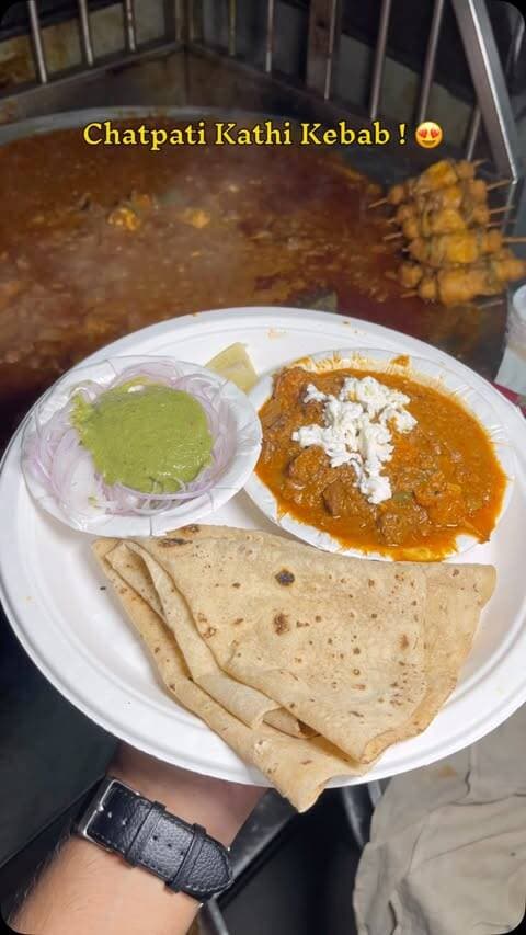 Kathi Kebab with Rumali Roti combination khaaya hai kya??
Tag your gang !!!
#viralreels #kathi #kebab #delhistreetfood #indianstreetfood