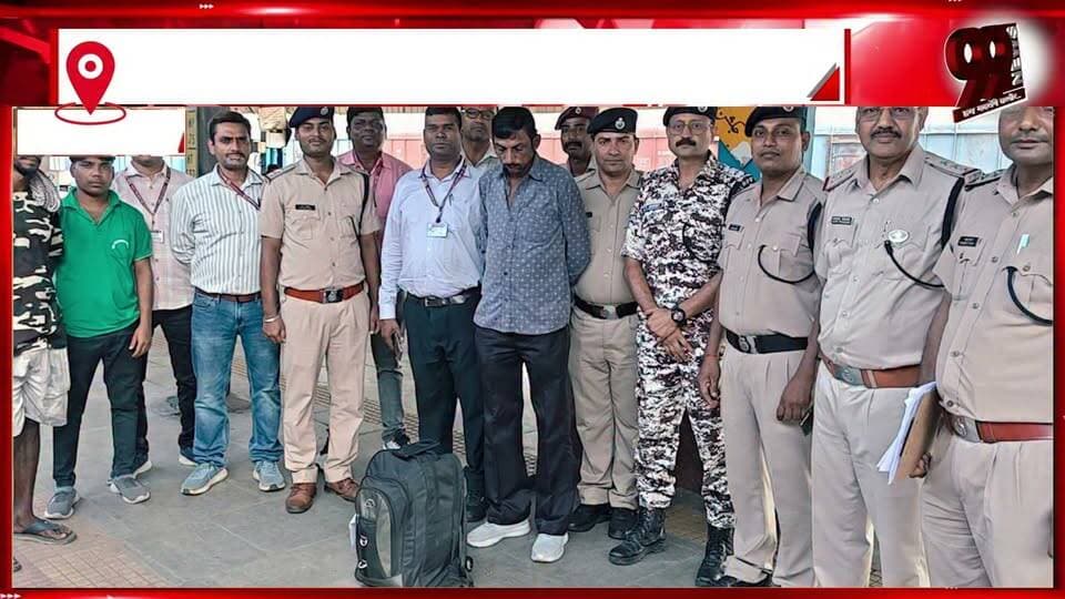 धनबाद रेलवे स्टेशन पर 8.20 किलो गांजा के साथ तस्कर गिरफ्तार
#Dhanbad #DhanbadRailwayStation #GanjaSmuggling #GanjaSeized #820KgGanja #DrugSmuggler #SmugglerArrested #DhanbadPolice #RailwayPolice #RPF #GRP #JharkhandNews #DhanbadNews #DrugTrafficking #AntiDrugOperation #CrimeNews #PoliceAction #RailwayStation #DhanbadBreakingNews #JharkhandBreakingNews #LatestNews #BreakingNews #CrimeUpdate #99News #99NewsDhanbad
