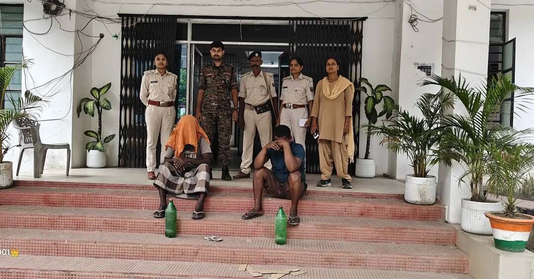 समाहरणालय पूर्णिया,
जनसंपर्क कार्यालय,
प्रेस विज्ञप्ति:1626,
दिनांक 09/10/2026,
==================
मद्यनिषेध विभाग की बड़ी कार्रवाई: 31.720 लीटर अवैध शराब जब्त, 07 अभियुक्त गिरफ्तार एवं 01 मोटरसाइकिल जब्त:-
जिला पदाधिकारी श्री अंशुल कुमार (भा०प्र०से०) के निर्देशानुसार जिले में अवैध शराब के निर्माण, भंडारण, परिवहन और बिक्री के खिलाफ चलाए जा रहे विशेष अभियान के तहत मद्यनिषेध विभाग, पूर्णिया को गुरुवार को बड़ी सफलता हासिल हुई है।
टीम ने विभिन्न स्थानों पर सघन छापेमारी और वाहन जांच अभियान चलाकर कुल 24.720 लीटर अवैध विदेशी शराब एवं 07.000 लीटर अवैध देशी शराब बरामद की है।
इसके साथ ही 01 Honda SP मोटरसाइकिल जब्त कर 07 अभियुक्तों को गिरफ्तार किया गया है।
कार्रवाई का स्थान-वार विवरण:---
डालकोला चेकपोस्ट (प्रथम कार्रवाई):- वाहन जांच के दौरान 09.750 लीटर अवैध विदेशी शराब जब्त की गई। मौके से 02 अभियुक्तों को गिरफ्तार किया गया।
डालकोला चेकपोस्ट (द्वितीय कार्रवाई):-- सघन चेकिंग के क्रम में एक Honda SP मोटरसाइकिल (निबंधन संख्या: BR11BQ-4283) से 14.970 लीटर अवैध विदेशी शराब बरामद हुई।
वाहन को जब्त करते हुए 02 अभियुक्तों को हिरासत में लिया गया।
के०नगर (काझा कोठी):- गुप्त सूचना के आधार पर की गई छापेमारी में 04.000 लीटर अवैध देशी चुलाई शराब बरामद हुई तथा 02 अभियुक्तों को गिरफ्तार किया गया।
मुफस्सिल (खखरैली):- छापेमारी के दौरान 03.000 लीटर अवैध देशी चुलाई शराब के साथ 01 अभियुक्त को गिरफ्तार किया गया।
सभी मामलों में संलिप्त अभियुक्तों के विरुद्ध मद्यनिषेध अधिनियम की सुसंगत धाराओं के तहत प्राथमिकी दर्ज कर विधिसम्मत कानूनी कार्रवाई की जा रही है।
सख्त चेतावनी एवं आम जनता से अपील:----
मद्यनिषेध विभाग द्वारा जिले में अवैध शराब के पूर्ण खात्मे के लिए यह विशेष अभियान आगे भी लगातार जारी रहेगा।
अवैध शराब के निर्माण, परिवहन, भंडारण या बिक्री में संलिप्त पाए जाने वाले किसी भी व्यक्ति को बख्शा नहीं जाएगा और उनके खिलाफ कठोरतम कानूनी कार्रवाई की जाएगी।
विभाग आम नागरिकों से अपील करता है कि यदि उन्हें अपने आसपास अवैध शराब से जुड़ी किसी भी गतिविधि की जानकारी मिलती है, तो इसकी सूचना तुरंत मद्यनिषेध विभाग को दें। सूचना देने वाले व्यक्ति की पहचान पूरी तरह गोपनीय रखी जाएगी।
@iprd
#samratchoudhary
#cmsamrat