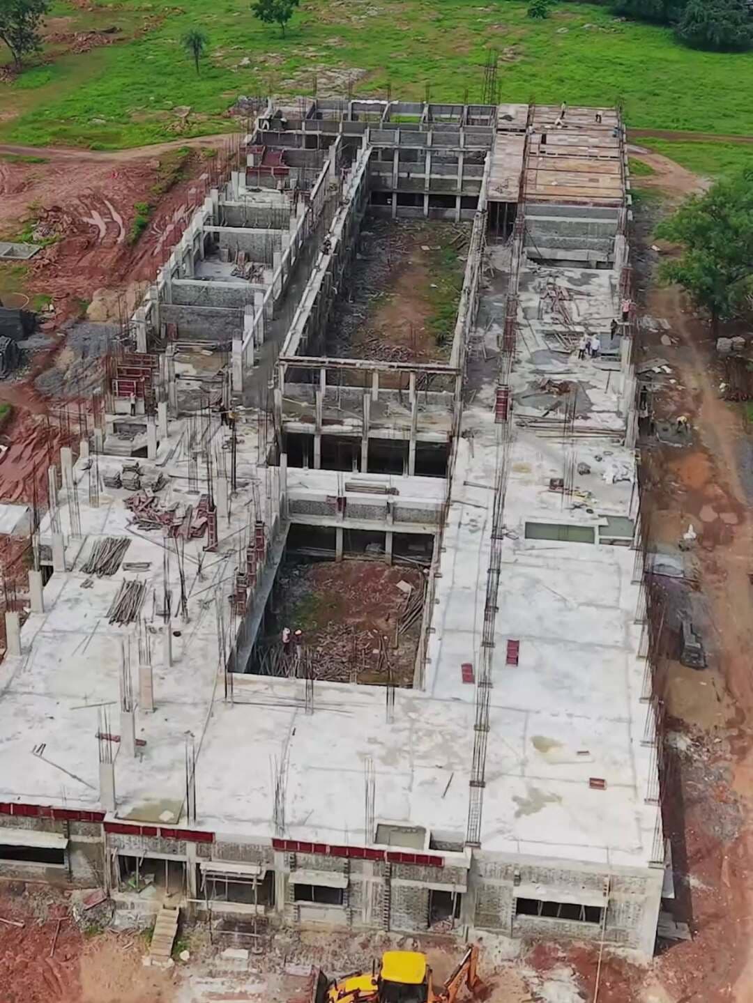जिला मुख्यालय को मिल रही नई पहचान, नवीन जिला कार्यालय भवन का निर्माण तेज
जिला खैरागढ़-छुईखदान-गंडई के जिला मुख्यालय में प्रशासनिक व्यवस्था को नई दिशा और मजबूती प्रदान करने के उद्देश्य से नवीन जिला कार्यालय भवन का निर्माण कार्य तेजी से प्रगति पर है। आधुनिक सुविधाओं से सुसज्जित यह भवन जिले के प्रशासनिक ढांचे को और अधिक सुदृढ़ बनाने के साथ नागरिकों को बेहतर एवं सुगम सेवाएं उपलब्ध कराने में महत्वपूर्ण भूमिका निभाएगा।
#सेवा_संकल्प_अभियान #SevaSankalpAbhiyan #SevaSankalp #JanSeva #JanBhagidari ViksitChhattisgarh SevaSeVikas
CGkeAshirwadkaDiya
sevasankalpabhiyan
modiat25
