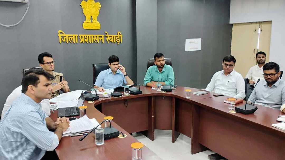 *मुख्यमंत्री श्री नायब सिंह सैनी ने वीसी से की समाधान प्रकोष्ठ की समीक्षा बैठक
डीसी अभिषेक मीणा प्रशासनिक अधिकारियों के साथ वीसी से जुड़े
वीसी उपरांत डीसी अभिषेक मीणा ने अधिकारियों के साथ बैठक कर दिए दिशा-निर्देश
रेवाड़ी समाचार पंकज कुमार।
हरियाणा के मुख्यमंत्री श्री नायब सिंह सैनी ने शुक्रवार को समाधान प्रकोष्ठ पोर्टल की राज्य स्तरीय बैठक में समाधान शिविरों में प्राप्त शिकायतों की स्थिति की समीक्षा की। सभी जिलों के साथ की गई वीसी में रेवाड़ी लघु सचिवालय से डीसी अभिषेक मीणा प्रशासनिक अधिकारियों के साथ जुड़े। वीसी उपरांत डीसी ने जिला के विभागीय अधिकारियों के साथ बैठक कर आवश्यक दिशा-निर्देश दिए।
डीसी अभिषेक मीणा ने अधिकारियों के साथ समाधान प्रकोष्ठ पोर्टल पर लंबित शिकायतों की समीक्षा करते हुए निर्देश दिए कि कोई भी शिकायत अनावश्यक रूप से लंबित न रहे। सभी अधिकारी शिकायतों का निर्धारित समय में निपटारा करते हुए उनकी एक्शन टेकन रिपोर्ट (एटीआर) भी पोर्टल पर सही तरीके से अपलोड करें। उन्होंने निर्देश दिए कि कोई भी शिकायत ओवरड्यू नहीं होनी चाहिए। शिकायत के निपटारे के बाद एटीआर को सभी आवश्यक तथ्यों एवं दस्तावेजों के साथ सही तरीके से अपलोड किया जाए।
डीसी ने बताया कि समाधान प्रकोष्ठ का मुख्य उद्देश्य विभागीय स्तर पर प्राप्त शिकायतों एवं लंबित प्रकरणों का त्वरित निस्तारण करना है। ऐसे में सभी अधिकारी प्रत्येक मामले की गंभीरता से समीक्षा करते हुए निर्धारित समय-सीमा के भीतर आवश्यक कार्रवाई सुनिश्चित करें। उन्होंने अधिकारियों को निर्देश दिए कि आमजन एवं विभिन्न हितधारकों से संबंधित शिकायतों और समस्याओं का समयबद्ध, पारदर्शी एवं प्रभावी ढंग से समाधान सुनिश्चित किया जाए। उन्होंने कहा कि शिकायतों के निस्तारण में केवल औपचारिक कार्रवाई तक सीमित न रहकर समाधान की गुणवत्ता पर विशेष ध्यान दिया जाए। प्रत्येक शिकायतकर्ता को उचित एवं तथ्यात्मक जानकारी उपलब्ध कराई जाए तथा निस्तारित मामलों की नियमित मॉनिटरिंग भी सुनिश्चित की जाए। उन्होंने कहा कि हरियाणा सरकार सुशासन, पारदर्शिता और जवाबदेही के सिद्धांतों के अनुरूप कार्य कर रही है, जिसका लाभ सीधे रूप से नागरिकों को मिल रहा है। बैठक में एसपी हेमेंद्र मीणा, एडीसी राहुल मोदी, एसडीएम दलबीर सिंह, सीटीएम जितेंद्र कुमार और डीआरओ प्रदीप देशवाल सहित अन्य अधिकारी उपस्थित रहे।
--------------
*कैप्शन :- लघु सचिवालय सभागार में आयोजित समाधान शिविर समीक्षा बैठक में दिशा निर्देश देते हुए डीसी अभिषेक मीणा।*
----------