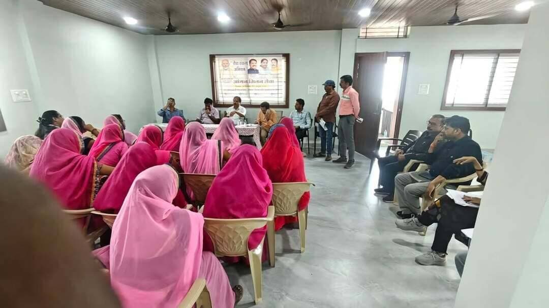 *राज्य ग्रामीण आजीविका मिशन के मुख्य कार्यपालन अधिकारी ने किया इंदौर जिले के ग्रामों का सघन भ्रमण*
---
*विभिन्न शासकीय योजनाओं का किया निरीक्षण, आजीविका गतिविधियों के विस्तार और महिलाओं की आय बढ़ाने के दिए निर्देश*
इंदौर, 09 अक्टूबर 2026
मुख्यमंत्री जन विश्वास अभियान के अंतर्गत राज्य ग्रामीण आजीविका मिशन के मुख्य कार्यपालन अधिकारी श्री विनय निगम ने इंदौर जिले के सांवेर विकासखंड के ग्राम लसूडिया परमार एवं बूड़ी बरलाई का सघन भ्रमण किया। इस दौरान उन्होंने शासन की विभिन्न योजनाओं तथा पंचायत एवं ग्रामीण विकास विभाग की गतिविधियों का निरीक्षण कर उनके प्रभावी क्रियान्वयन के लिए संबंधित अधिकारियों को आवश्यक दिशा-निर्देश दिए।
भ्रमण के दौरान ग्राम लसूडिया परमार में नल-जल योजना, पंचायत टैक्स कलेक्शन तथा स्वच्छ भारत मिशन के अंतर्गत संचालित गतिविधियों की समीक्षा की गई। श्री निगम ने स्वयं सहायता समूहों से जुड़ी लखपति दीदियों से संवाद कर उनकी आजीविका गतिविधियों, आर्थिक स्थिति तथा स्वरोजगार के माध्यम से हो रही आय की जानकारी प्राप्त की। उन्होंने ग्राम में संचालित सिलाई केंद्र का निरीक्षण कर वहां की गतिविधियों की समीक्षा की। साथ ही सिलाई केंद्र को अधिक वृहद स्वरूप प्रदान करने, सिलाई कार्य का विस्तार करने तथा ग्रामीण महिलाओं के लिए रोजगार के अतिरिक्त अवसर सृजित करने की संभावनाओं पर चर्चा की। उन्होंने इस दिशा में आवश्यक कार्यवाही करने के निर्देश भी दिए।
इस दौरान वीबी-राम जी एवं प्रधानमंत्री आवास योजना के संबंध में स्वयं सहायता समूह की महिलाओं तथा हितग्राहियों से चर्चा कर योजनाओं के क्रियान्वयन की जमीनी स्थिति की जानकारी ली गई। उन्होंने संबंधित अधिकारियों को निर्देशित किया कि शासकीय योजनाओं का लाभ पात्र हितग्राहियों तक प्रभावी रूप से पहुंचाया जाए तथा योजनाओं के क्रियान्वयन में आने वाली समस्याओं का समयबद्ध निराकरण सुनिश्चित किया जाए।
इसके पश्चात श्री निगम ने संभागीय ग्रामीण हाट बाजार का निरीक्षण किया। यहां उन्होंने आजीविका मिशन के अंतर्गत संचालित गतिविधियों, उपलब्ध सुविधाओं तथा आजीविका मार्ट की व्यवस्थाओं का जायजा लिया। उन्होंने लखपति दीदियों से संवाद कर उनके द्वारा संचालित आजीविका गतिविधियों, उत्पादों के विपणन तथा आय बढ़ाने की संभावनाओं पर चर्चा की। उन्होंने संभागीय हाट बाजार को अधिक उपयोगी एवं प्रभावी बनाने तथा अधिक से अधिक स्वयं सहायता समूहों और ग्रामीण शिल्पकारों को इससे जोड़ने के निर्देश दिए, ताकि ग्रामीण उत्पादों को बेहतर बाजार उपलब्ध हो सके और समूहों की आय में वृद्धि हो।
भ्रमण के अंत में श्री निगम ने आजीविका मिशन के जिला एवं विकासखंड स्तरीय अधिकारियों-कर्मचारियों की बैठक लेकर योजनाओं की प्रगति और निर्धारित लक्ष्यों की समीक्षा की। उन्होंने निर्देश दिए कि स्वयं सहायता समूहों के सदस्यों को उनकी रुचि एवं स्थानीय आवश्यकताओं के अनुरूप आजीविका संवर्धन गतिविधियों से जोड़ा जाए तथा निर्धारित लक्ष्यों की पूर्ति समय-सीमा में सुनिश्चित की जाए। उन्होंने महिलाओं की आय में वृद्धि के लिए स्वयं सहायता समूहों की आर्थिक गतिविधियों का विस्तार करने तथा अधिक से अधिक महिलाओं को लखपति दीदी की श्रेणी में लाने के उद्देश्य से विशेष कार्ययोजना तैयार कर प्रभावी क्रियान्वयन करने पर जोर दिया।
श्री निगम ने कहा कि ग्रामीण महिलाओं को आर्थिक रूप से सशक्त बनाने, स्वरोजगार के अवसर बढ़ाने तथा स्वयं सहायता समूहों की गतिविधियों को मजबूत करने के लिए योजनाबद्ध तरीके से कार्य किया जाए। उन्होंने अधिकारियों को निर्देशित किया कि आजीविका संवर्धन से संबंधित गतिविधियों की नियमित समीक्षा करते हुए उनके परिणामों का आकलन किया जाए, जिससे ग्रामीण परिवारों की आय में वृद्धि और महिलाओं की आर्थिक आत्मनिर्भरता के लक्ष्यों को प्रभावी रूप से हासिल किया जा सके।
#JansamparkMP #indore #इंदौर #मुख्यमंत्रीजनविश्वासअभियान #आजीविकामिशन
CM Madhya Pradesh
Jansampark Madhya Pradesh
JDjansampark Indore