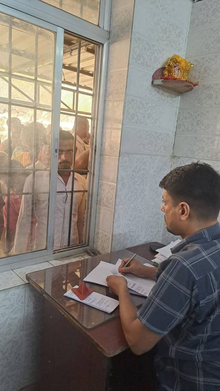 प्रधानमंत्री आवास योजना-ग्रामीण अंतर्गत जिला अपीलीय समिति का गठन एवं आवेदन प्राप्ति
माननीय मुख्यमंत्री जी के निर्देश के आलोक में मुजफ्फरपुर जिले में प्रधानमंत्री आवास योजना-ग्रामीण के अंतर्गत आवास योजना के लाभ से वंचित पात्र लाभुकों एवं अपात्र घोषित किए गए लाभुकों से संबंधित मामलों के निष्पादन हेतु जिला अपीलीय समिति का गठन किया गया है।
इस पहल का मुख्य उद्देश्य आवास योजना के लाभ से वंचित पात्र परिवारों को न्यायसंगत अवसर प्रदान करना तथा उनके मामलों की नियमानुसार समीक्षा सुनिश्चित करना है। इसके तहत दिनांक 01.10.2026 से 10.10.2026 तक छूटे हुए पात्र लाभुकों से आवेदन प्राप्त किए जा रहे हैं।
जिला ग्रामीण विकास अभिकरण, मुजफ्फरपुर द्वारा इस प्रक्रिया के माध्यम से पात्र लाभुकों की शिकायतों एवं दावों पर विचार करते हुए नियमानुसार आवश्यक कार्रवाई की जाएगी। संबंधित लाभुकों से अपील की जाती है कि वे निर्धारित अवधि के भीतर अपना आवेदन संबंधित कार्यालय में जमा करें, ताकि उनके मामलों की समयबद्ध समीक्षा की जा सके।
यह पहल पात्र परिवारों को प्रधानमंत्री आवास योजना-ग्रामीण का लाभ उपलब्ध कराने, पारदर्शिता सुनिश्चित करने तथा जरूरतमंद परिवारों को आवास सुविधा से आच्छादित करने की दिशा में एक महत्वपूर्ण कदम है।
#CMSamrat
#samratchoudhary
CMO Bihar
Information & Public Relations Department, Government of Bihar