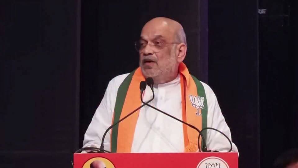 हर हार को 'वोट चोरी' बताने वाले राहुल गांधी को केंद्रीय गृह मंत्री श्री Amit Shah जी ने आंकड़ों के साथ आईना दिखाया!
तमिलनाडु से बंगाल और गुजरात से बिहार, ओडिशा से महाराष्ट्र तक... कांग्रेस की सरकार नहीं बनी है, और इसका कारण स्वयं राहुल गांधी हैं!
देखिए, कैसे आंकड़े राहुल गांधी के एक-एक झूठ और उनके भ्रम को धराशायी कर रहे हैं। ⬇️ #BJP4India #सियासत #देश_की_राजनीति #ViralPost #TrendingNews