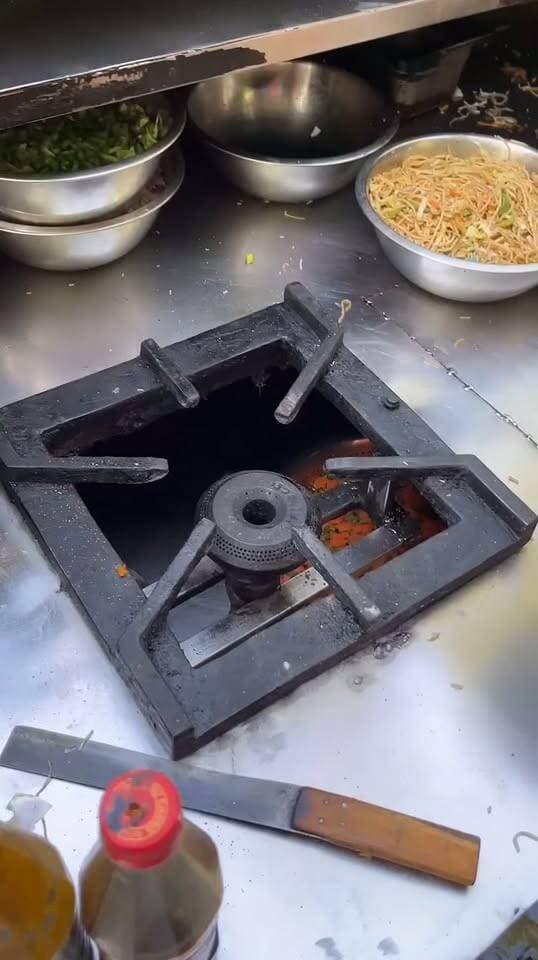 🔥 Crispy Honey Chilli Potato In Just ₹160 😍 | Shree Pandit Ji Foods, Mall Road, Kanpur
#HoneyChilliPotato #StreetFood #KanpurFood #KanpurStreetFood #FoodLovers #IndianStreetFood #CrispyPotato #FoodShorts