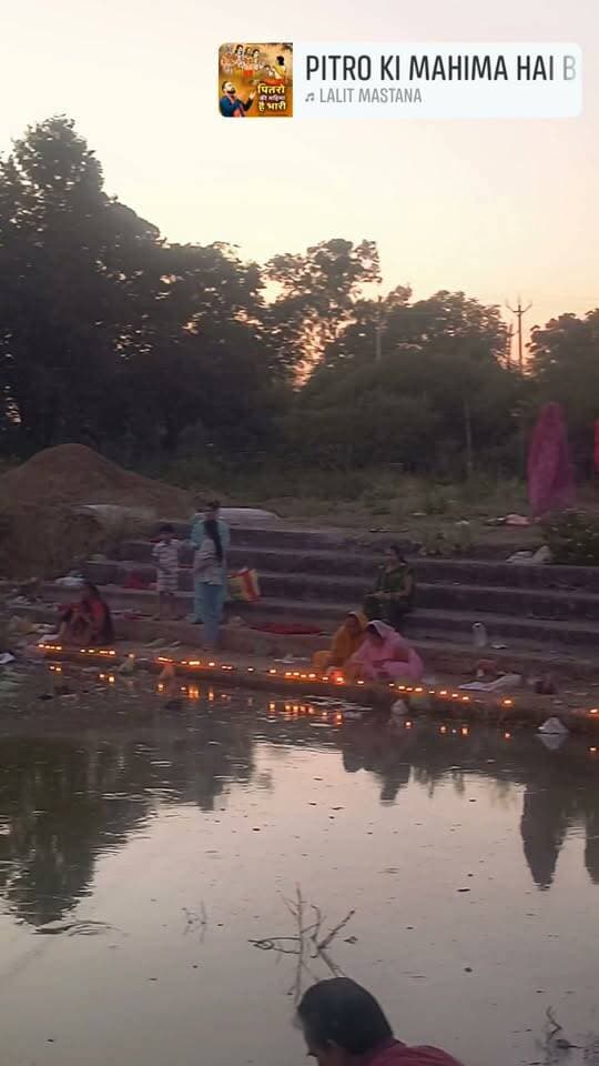 शामगढ़ में पितरों को दीपदान कर दी जा रही विदाई, श्री कृष्णा तलाई पर उमड़ी आस्था
शामगढ़। पितृपक्ष श्राद्ध के अंतिम दिन अमावस्या की संध्या पर शामगढ़ स्थित श्री कृष्णा तलाई सरोवर के किनारे श्रद्धालु पितरों को दीपदान कर विदाई दे रहे हैं। प्रदोष काल में सरोवर किनारे दीप प्रज्वलित कर पितरों के प्रति श्रद्धा और सम्मान व्यक्त किया जा रहा है। धार्मिक मान्यता के अनुसार, पितृ अमावस्या पर पितरों के निमित्त दीपदान और तर्पण का विशेष महत्व है। इस अवसर पर श्रद्धालु अपने पूर्वजों की आत्मशांति और सद्गति की कामना कर रहे हैं।
