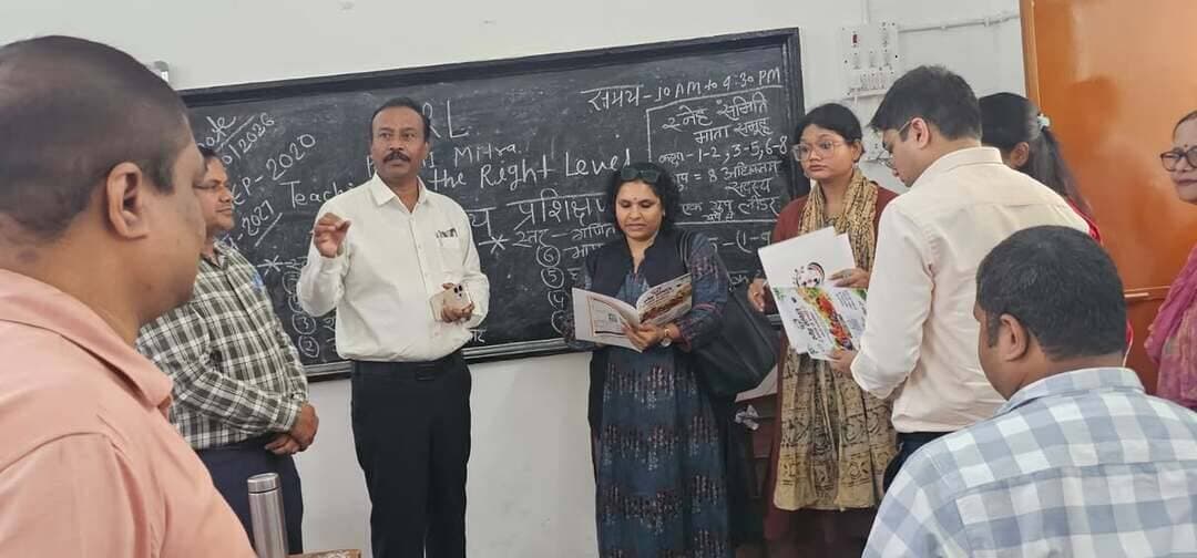 निपुण भारत मिशन एवं बुनियादी साक्षरता एवं संख्या ज्ञान (FLN) गतिविधियों के प्रभावी क्रियान्वयन को लेकर केंद्रीय शिक्षा मंत्रालय की टीम ने खगड़िया के विद्यालयों का भ्रमण किया। इस दौरान शिक्षकों ने प्रशिक्षण एवं शैक्षणिक गतिविधियों में बढ़-चढ़कर भाग लिया तथा शिक्षण-अधिगम सामग्री (TLM) एवं ‘PadhAI Mitra’ जैसे नवाचारी प्रयासों के माध्यम से बच्चों के सीखने के स्तर में सुधार पर चर्चा की।