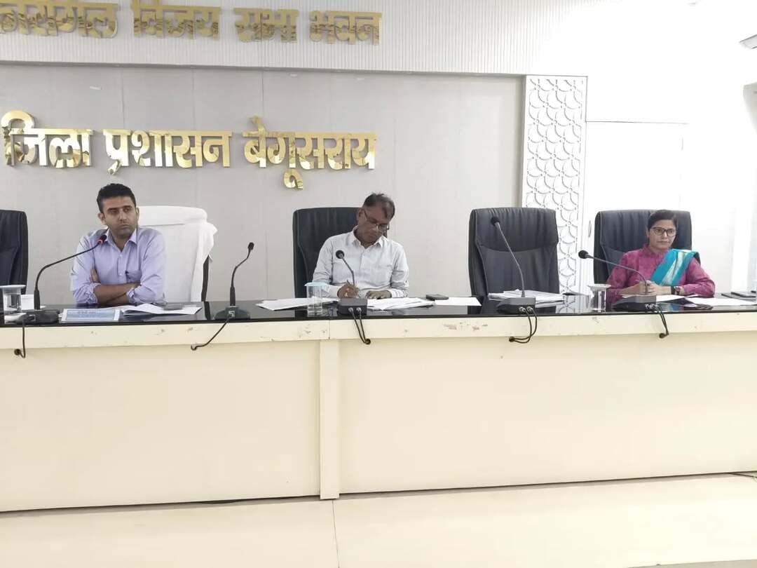जिला पदाधिकारी श्री रिची पाण्डेय की अध्यक्षता में राजस्व विभाग के कार्यों एवं आंतरिक संसाधन समिति की समीक्षा बैठक आयोजित की गई। ऑनलाइन दाखिल-खारिज, परिमार्जन प्लस, अभियान बसेरा-2 एवं राजस्व महा-अभियान में धीमी प्रगति और लंबित मामलों पर नाराजगी व्यक्त करते हुए आठ अंचलाधिकारियों से स्पष्टीकरण मांगने तथा वेतन निकासी पर रोक लगाने का निर्देश दिया गया।
जिला पदाधिकारी ने 20 नवंबर को निर्धारित पर्चा वितरण कार्यक्रम से पूर्व पात्र लाभुकों के पर्चे तैयार कर पोर्टल पर अपलोड करने तथा लंबित मामलों का मिशन मोड में निष्पादन करने का निर्देश दिया। साथ ही, सभी संबंधित कार्यालयों को निर्धारित लक्ष्य के अनुरूप राजस्व संग्रहण सुनिश्चित करने को कहा। उन्होंने स्पष्ट किया कि कार्यों में लापरवाही एवं अनावश्यक विलंब बर्दाश्त नहीं किया जाएगा तथा दोषी पदाधिकारियों एवं कर्मियों के विरुद्ध अनुशासनात्मक कार्रवाई की जाएगी।
IPRD Bihar
Revenue & Land Reforms Dept.
#begusarai
#cmsamrat