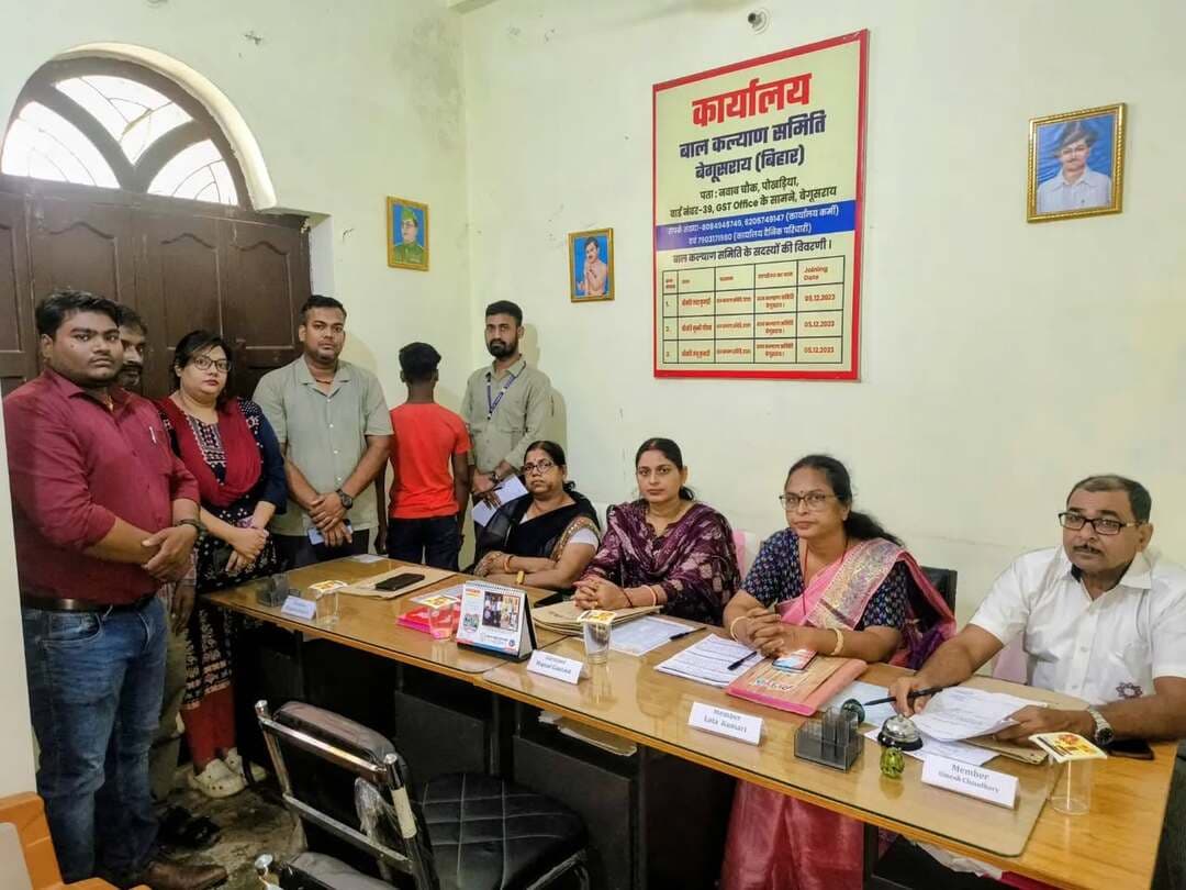 जिला पदाधिकारी श्री रिची पाण्डेय के मार्गदर्शन में एवं श्रम अधीक्षक श्री रतीश कुमार के नेतृत्व में शनिवार को बेगूसराय सदर प्रखंड में बाल श्रम उन्मूलन को लेकर विशेष धावा अभियान चलाया गया।
अभियान के दौरान सिंघौल स्थित चटकारा रेस्टोरेंट से एक बाल श्रमिक को विमुक्त कराया गया। विमुक्त बालक के संरक्षण, पुनर्वास एवं कल्याण सुनिश्चित करने के उद्देश्य से उसे बाल कल्याण समिति , बेगूसराय के समक्ष प्रस्तुत किया गया। वहीं, बाल श्रम से संबंधित प्रावधानों के तहत नियोजक के विरुद्ध नगर थाना, बेगूसराय में प्राथमिकी दर्ज कराई गई।
IPRD Bihar
Labour Resources & Migrant Workers Welfare Department, GoB
#begusarai
#cmsamrat
#saynotochildlabour