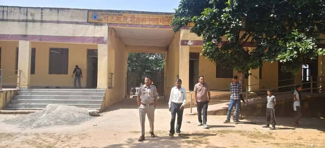 *आगामी पंचायत चुनावों को लेकर धौलपुर पुलिस अलर्ट, शांतिपूर्ण एवं निष्पक्ष मतदान के लिए पुलिस टीमें ले रही है मतदान केंद्रो का जायजा।*
*मतदान केंद्रों का निरीक्षण कर सुरक्षा व्यवस्थाओं का लिया जा रहा जायजा, संवेदनशील क्षेत्रों पर रहेगी विशेष निगरानी*
आगामी पंचायत चुनावों को स्वतंत्र, निष्पक्ष, शांतिपूर्ण एवं भयमुक्त वातावरण में सम्पन्न कराने के उद्देश्य से धौलपुर पुलिस द्वारा आवश्यक सुरक्षा तैयारियां शुरू कर दी गई हैं। पुलिस अधीक्षक विकास सांगवान के निर्देशन में अतिरिक्त पुलिस अधीक्षक वैभव शर्मा एवं अतिरिक्त पुलिस अधीक्षक एडीएफ बाड़ी श्रवण कुमार झोरड़ के सुपरविजन में जिलेभर में चुनाव संबंधी सुरक्षा व्यवस्थाओं को सुदृढ़ करने की दिशा में कार्य किया जा रहा है।इसी क्रम में जिले के विभिन्न पुलिस थानों की टीमें अपने-अपने थाना क्षेत्रों में स्थित मतदान केंद्रों का निरीक्षण कर रही हैं। निरीक्षण के दौरान मतदान केंद्रों की स्थिति, सुरक्षा की दृष्टि से आवश्यक व्यवस्थाओं तथा आसपास के क्षेत्रों का जायजा लेकर चुनाव के दौरान कानून-व्यवस्था बनाए रखने के लिए आवश्यक तैयारियां की जा रही हैं।पंचायत चुनावों के दौरान प्रत्येक क्षेत्र में शांति एवं कानून-व्यवस्था बनाए रखने के लिए पुलिस व्यवस्थाओं की समीक्षा की जा रही है। थाना स्तर पर पुलिस टीमें अपने क्षेत्राधिकार में आने वाले मतदान केंद्रों की जानकारी संकलित कर रही हैं, ताकि चुनाव के दौरान आवश्यकतानुसार पुलिस बल की तैनाती एवं सुरक्षा प्रबंध सुनिश्चित किए जा सकें। साथ ही, चुनाव प्रक्रिया को प्रभावित करने वाली किसी भी संभावित गतिविधि की रोकथाम तथा असामाजिक तत्वों पर निगरानी रखने के लिए पुलिस सतर्कता के साथ कार्य कर रही है। संवेदनशील एवं अतिसंवेदनशील मतदान केंद्रों की पहचान और वहां आवश्यक सुरक्षा प्रबंधों की समीक्षा भी चुनाव तैयारियों का महत्वपूर्ण हिस्सा है। पुलिस अधीक्षक विकास सांगवान ने बताया है धौलपुर पुलिस का उद्देश्य पंचायत चुनावों को निष्पक्ष, पारदर्शी एवं शांतिपूर्ण वातावरण में सम्पन्न कराना है, ताकि प्रत्येक मतदाता बिना किसी भय, दबाव अथवा बाधा के अपने मताधिकार का प्रयोग कर सके। चुनाव के दौरान कानून-व्यवस्था भंग करने, मतदाताओं को डराने-धमकाने अथवा चुनाव प्रक्रिया में बाधा डालने वाली गतिविधियों पर नियमानुसार कार्रवाई की जाएगी।आमजन से अपील की जाती है कि वे पंचायत चुनावों के दौरान शांति एवं सौहार्द बनाए रखें, किसी भी प्रकार की अफवाह पर ध्यान न दें तथा चुनाव से संबंधित किसी भी संदिग्ध गतिविधि की सूचना तत्काल पुलिस को दें।