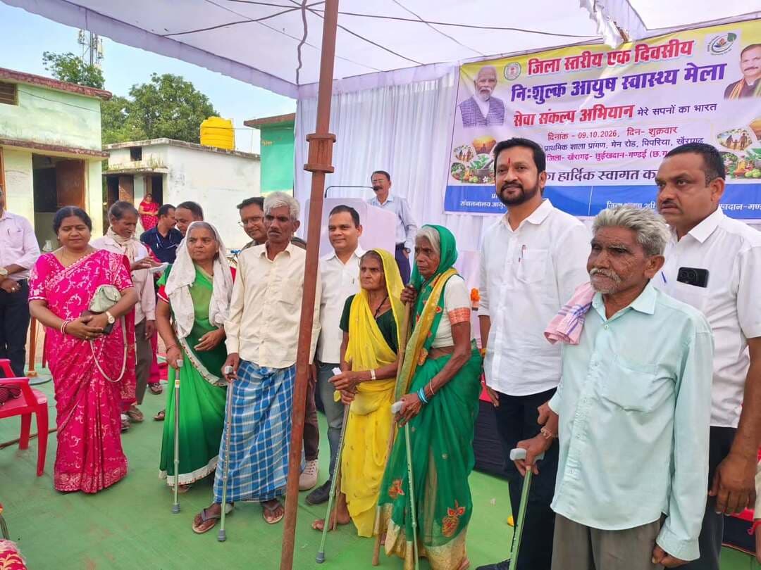 सेवा संकल्प अभियान के तहत जिला आयुष विभाग द्वारा जिला आयुर्वेद अधिकारी डॉ. सुशीला बंजारे के मार्गदर्शन में नगर के पिपरिया वार्ड क्रमांक-01 स्थित प्राथमिक शाला परिसर में जिला स्तरीय आयुष मेले का आयोजन किया गया। इस अवसर पर समाज कल्याण विभाग की ओर से बुजुर्गों को सहायक उपकरण वितरित किए गए, ताकि उन्हें दैनिक जीवन में होने वाली कठिनाइयों को कम करने और आत्मनिर्भरता के साथ जीवनयापन करने में मदद मिल सके।
#सेवा_संकल्प_अभियान #SevaSankalpAbhiyan #SevaSankalp #JanSeva #JanBhagidari