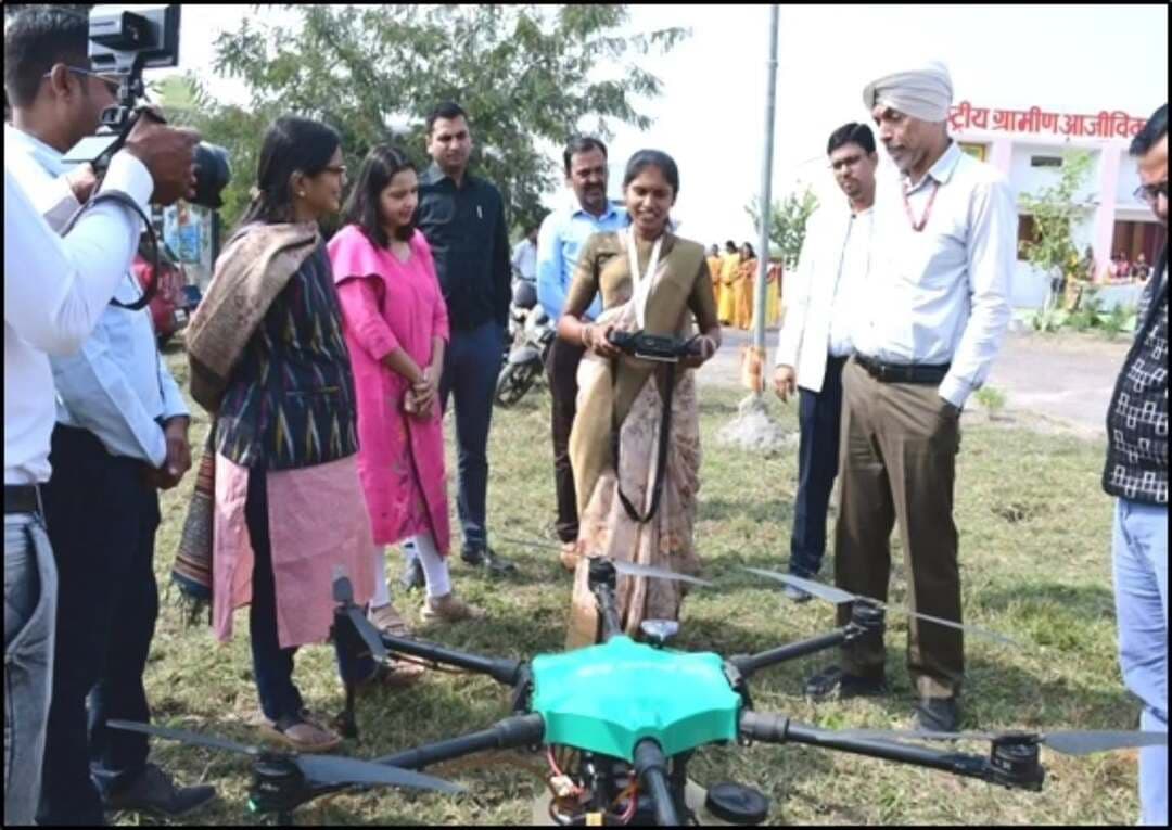सेवा संकल्प अभियान के अंतर्गत ग्रामीण महिलाओं की आत्मनिर्भरता और आजीविका में बदलाव की प्रेरक कहानी ग्राम खपरीतेली निवासी श्रीमती सावित्री साहू की है। राष्ट्रीय ग्रामीण आजीविका मिशन (बिहान) के अंतर्गत स्व-सहायता समूह से जुड़कर उन्होंने आधुनिक कृषि तकनीक को अपनी आजीविका का माध्यम बनाया है। जय भवानी स्व-सहायता समूह की सदस्य सावित्री साहू आज ‘नमो ड्रोन दीदी’ के रूप में किसानों के खेतों में उर्वरकों एवं कीटनाशकों के छिड़काव की सुविधा उपलब्ध करा रही हैं। उनकी इस पहल से उन्हें आय का नया साधन मिला है और कृषि कार्यों में ड्रोन तकनीक का उपयोग भी बढ़ रहा है।
#सेवा_संकल्प_अभियान #SevaSankalpAbhiyan #SevaSankalp #JanSeva #JanBhagidari