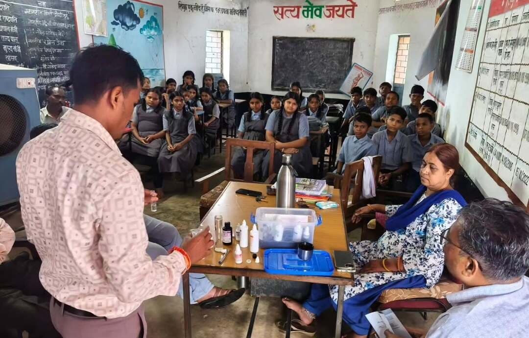 सेवा संकल्प अभियान के अंतर्गत जल जीवन मिशन के माध्यम से स्वच्छ एवं सुरक्षित पेयजल के प्रति जागरूकता बढ़ाने के लिए शासकीय प्राथमिक एवं माध्यमिक शाला बिडौरी, विकासखंड छुईखदान में एक्सपोजर मीटिंग का आयोजन किया गया। लोक स्वास्थ्य यांत्रिकी विभाग (पीएचई) द्वारा आयोजित इस कार्यक्रम में विद्यार्थियों को स्वच्छ पेयजल के महत्व, जल संरक्षण, पेयजल की गुणवत्ता और जलजनित बीमारियों से बचाव के उपायों की जानकारी दी गई। कार्यक्रम का उद्देश्य बच्चों में जल के प्रति जिम्मेदारी की भावना विकसित करना और स्वच्छ पेयजल से जुड़ी अच्छी आदतों को दैनिक जीवन में अपनाने के लिए प्रेरित करना था।
#सेवा_संकल्प_अभियान #SevaSankalpAbhiyan #SevaSankalp #JanSeva #JanBhagidari