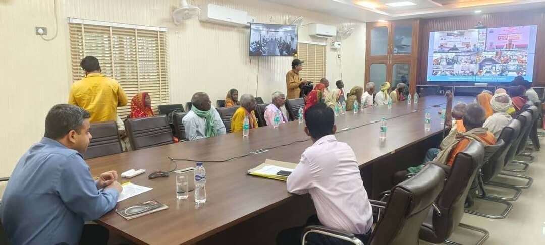 *प्रेस विज्ञप्ति**
समाहरणालय, मधेपुरा
जिला जनसंपर्क कार्यालय
दिनांक: 10 अक्टूबर, 2026
*मुख्यमंत्री ने राज्य के 1.08 करोड़ से अधिक पेंशनधारियों के खातों में ₹12,374.76 करोड़ की राशि की अंतरित*
*मधेपुरा जिले के 2,11,688 पेंशनधारियों के खाते में ₹24.06 करोड़ से अधिक की राशि हस्तांतरित; कार्यक्रम में 50 से अधिक पेंशनधारी हुए शामिल*
मधेपुरा, 10 अक्टूबर 2026। सामाजिक सुरक्षा पेंशन योजनाओं के लाभार्थियों को आर्थिक सहायता उपलब्ध कराने के उद्देश्य से आज समाहरणालय, मधेपुरा स्थित न्यू एनआईसी वीडियो कॉन्फ्रेंसिंग हॉल में माननीय मुख्यमंत्री, बिहार द्वारा सितंबर 2026 माह की पेंशन राशि के अंतरण कार्यक्रम का आयोजन किया गया। जिला पदाधिकारी, मधेपुरा की अध्यक्षता में आयोजित इस कार्यक्रम में सहायक निदेशक, जिला सामाजिक सुरक्षा कोषांग सहित संबंधित पदाधिकारियों एवं 50 से अधिक पेंशनधारियों ने भाग लिया।
*राज्य एवं जिले के पेंशनधारियों को मिली आर्थिक सहायता*
कार्यक्रम के दौरान माननीय मुख्यमंत्री द्वारा राज्य के कुल 1,08,36,005 पेंशनधारियों के बैंक खातों में ₹12,374,755,200 अर्थात लगभग ₹12,374.76 करोड़ की पेंशन राशि अंतरित की गई।
इसी क्रम में मधेपुरा जिले के कुल 2,11,688 पेंशनधारियों के बैंक खातों में ₹24,06,42,700 अर्थात ₹24.06 करोड़ से अधिक की राशि हस्तांतरित की गई। इस राशि से जिले के पात्र लाभार्थियों को सामाजिक सुरक्षा पेंशन के माध्यम से आर्थिक संबल प्राप्त होगा।
*आयुष्मान कार्ड निर्माण की भी हुई पहल*
कार्यक्रम में उपस्थित पेंशनधारियों के बीच स्वास्थ्य सुरक्षा योजनाओं के प्रति जागरूकता एवं लाभ सुनिश्चित करने की दिशा में भी पहल की गई। उपस्थित लाभार्थियों में से 05 लाभार्थियों के नए आयुष्मान कार्ड बनाए गए, जबकि 35 से अधिक लाभार्थियों के पास पूर्व से ही आयुष्मान कार्ड उपलब्ध पाए गए।
*सामाजिक सुरक्षा एवं जनकल्याण के प्रति प्रतिबद्धता*
सामाजिक सुरक्षा पेंशन का नियमित अंतरण वृद्धजनों, विधवाओं एवं अन्य पात्र लाभार्थियों को आर्थिक सहायता प्रदान करने की दिशा में महत्वपूर्ण कदम है। इससे लाभार्थियों को दैनिक आवश्यकताओं की पूर्ति में सहयोग मिलता है तथा उनके जीवन में आर्थिक सुरक्षा और आत्मनिर्भरता को बढ़ावा मिलता है।
जिला प्रशासन, मधेपुरा सामाजिक सुरक्षा पेंशन योजनाओं के पात्र लाभार्थियों तक सरकारी सहायता पहुँचाने तथा जनकल्याणकारी योजनाओं का लाभ सुगमतापूर्वक उपलब्ध कराने के लिए प्रतिबद्ध है।
Information & Public Relations Department, Government of Bihar
CMO Bihar
Samrat Choudhary
