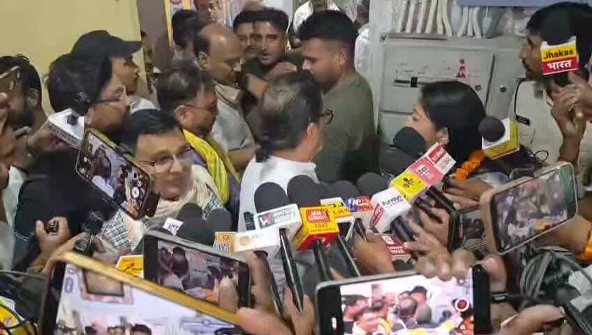 *PK ने नीरज कुमार के बुखार छुड़ा देने वाले बयान पर किया पलटवार, बोले- नीरज कुमार अब बेरोजगार होने वाले हैं, डॉक्टर तो हो नहीं सकते, खुद को JDU का वफादार बताने वाले नीरज कुमार ने आगे कोई बयान दिया तो पिछले 1-1.5 वर्षों में JDU के खिलाफ किन-किन नेताओं की क्या जानकारी दी और क्या पेपर लीक किया, ये सब जनता के सामने जारी करेंगे*
*PK ने दिल्ली के प्रदर्शन पर दिया बड़ा बयान, बोले- कई लोग यह देख रहे हैं कि प्रदर्शन में कितने लोग पहुंचे, लेकिन सरकार को इसे रोकने के लिए 40 हजार paramilitary force उतारना पड़ा, यह बताता है कि जनता का प्रदर्शन कितना ताकतवर है*
*PK ने NDA की समन्वय बैठक पर दिया बड़ा बयान, बोले- जैसे बांकीपुर में 480 नेताओं की बैठक से उनकी घबराहट दिखी थी, वैसे ही MLC चुनाव को लेकर भी घबराहट है; NDA चाहे विधानमंडल की बैठक बुलाए या विधान परिषद की, बिहार के पढ़े-लिखे शिक्षक-स्नातक मतदाता 7वीं फेल CM के उम्मीदवारों को हराने का मन बना चुके हैं*