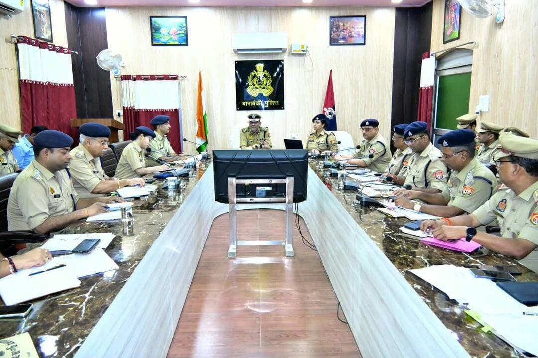 एडीजी जोन लखनऊ प्रवीण कुमार ने नवरात्रि-दशहरा को लेकर पुलिस लाइन में गोष्ठी की, संवेदनशील स्थलों पर अतिरिक्त फोर्स और पंडालों के पास एंटी-रोमियो स्क्वॉड तैनात करने के निर्देश दिए।
#BarabankiPolice #adgzonelucknow #viralpost #barabankiupdates