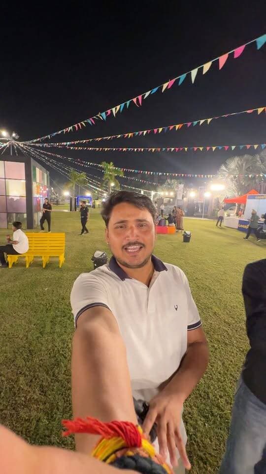 मेरी सामने वाली खिड़की में एक चाँद का टुकड़ा रहता है अफसोस वो मेरा नहीं #barabankiupdates