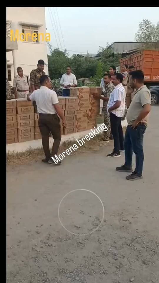 मुरैना मे सिविल लाइन थाना प्रभारी और उनकी टीम ने एक आरोपी को गिरफ्तार कर उसके कब्जे से 45 पेटी अवैध शराब की गई जप्त,करीब 2 लाख रुपए बताई गई कीमत👆#morena2025 #morena2024 #trendingpost2024 #morena #reelsvideo