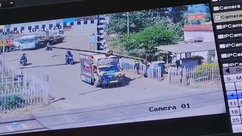सुवासरा। रेलवे फाटक पर लापरवाही का मामला सामने आया है, जहां जल्दबाजी में एक लोडिंग पिकअप चालक ने रेलवे फाटक को टक्कर मारकर क्षतिग्रस्त कर दिया। घटना सीसीटीवी कैमरे में कैद हो गई। सवाल उठता है कि आखिर इतनी जल्दबाजी किस बात की थी, जब रेलवे फाटक बंद हो रहा था? सूचना मिलने पर शामगढ़ आरपीएफ ने कार्रवाई करते हुए वाहन जब्त कर लिया। चालक की लापरवाही से रेलवे सुरक्षा व्यवस्था पर सवाल खड़े हुए हैं।