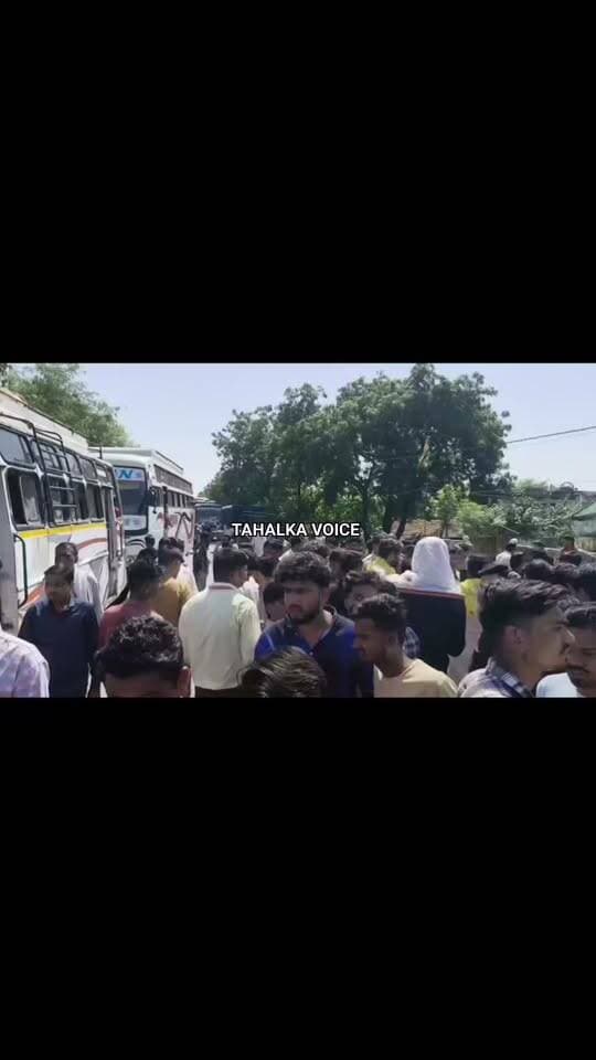 अभाना के पास बस की टक्कर से दो छात्राओं की मौत, आक्रोशित परिजनों ने बिशना खेड़ी मार्ग पर किया चक्का जाम बस में तोड़फोड़ का वीडियो वायरल
दमोह अभाना में बस की टक्कर से स्कूल का रही दो छात्राओं की मौत के बाद भड़के परिजनों ने ग्रामीणों के साथ दमोह जबलपुर मार्ग पर बिशनखेडी के पास चक्का जाम कर दिया। यही नहीं भड़के लोगों ने बस में तोड़फोड़ शुरू कर दी। घटना के दौरान मौजूद नोहटा थाना प्रभारी अरविंद सिंह ने मौजूद लोगों को समझाइश दी। वही मौजूद लोगों ने इस पूरे घटनाक्रम को अपने मोबाइल कैमरे में कैद कर लिया जिसका वीडियो आज शनिवार दोपहर 3 बजे से सोशल मीडिया पर वायरल हो रहा है।
बता दें कि बस हादसे के बाद बिशनखेडी निवासी दशोदा पटेल और आरुषि लोधी की मौत हो गई। हादसे में दो अन्य छात्राएं भी घायल हुई है। जिनमें से एक को जिला अस्पताल में भर्ती कराया गया है। जबकि एक को मामूली चोटें आने पर प्राथमिक उपचार कराया गया। इस बीच घंटे भर तक जाम के हालात बने रहे और प्रशासनिक अधिकारियों की समझाइश के बाद मामला शांत हुआ हो जाम खुलने के बाद अवरुद्ध मार्ग बहाल हुआ।
