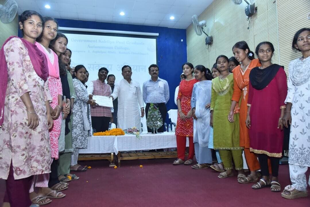 सेवा संकल्प अभियान के तहत जगदलपुर के शासकीय काकतीय महाविद्यालय में भारत मंडला कार्यक्रम आयोजित हुआ। वन मंत्री केदार कश्यप ने 2047 तक विकसित भारत के निर्माण में युवाओं की भूमिका पर जोर दिया। विद्यार्थियों ने रंगोली के जरिए सेवा और राष्ट्रभाव का संदेश दिया।
#SevaSankalpAbhiyan
