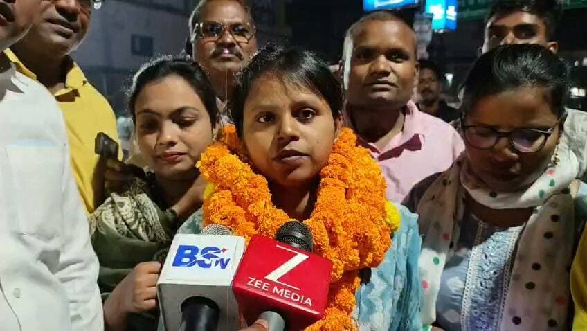 जेल से रिहाई हुई और मीडिया के सवालों पर आकांक्षा ने कहा कि शब्दों को लेकर सोंच समझकर बोलूंगी