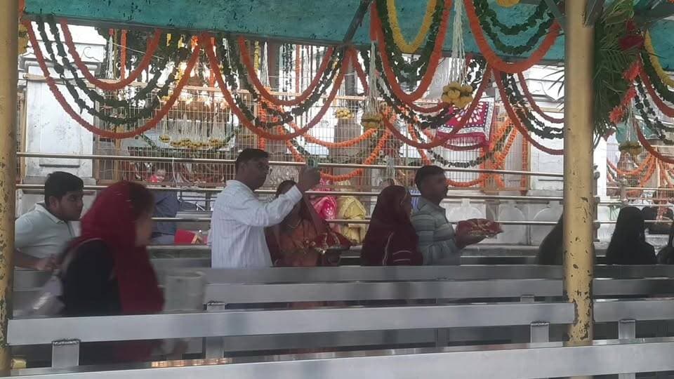 नवरात्रि के पहले दिन कांगड़ा मंदिर में उमड़ा आस्था का सैलाब! सुबह-सुबह मां ब्रजेश्वरी देवी के दरबार में भक्तों की भारी भीड़, जयकारों से गूंजा मंदिर परिसर। देखिए लाइव तस्वीरें और कीजिए माता रानी के दिव्य दर्शन। जय माता दी! कमेंट में लिखें ‘जय माता दी’ और माता रानी का आशीर्वाद पाएं।
#नवरात्रि #पहला_नवरात्रा #मां_ब्रजेश्वरी_देवी #कांगड़ा_मंदिर #जय_माता_दी #माता_रानी #लाइव_दर्शन #नवरात्रि_2026 #हिमाचल_प्रदेश #कांगड़ा_न्यूज़ #धार्मिक_समाचार #देवी_दर्शन #सनातन_धर्म #मंदिर_दर्शन #भक्ति #Navratri2026 #JaiMataDi #KangraTemple #HimachalNews #EkNazarHimachalNews
कांगड़ा मंदिर का सही नाम लिखें
पोस्ट को थोड़ा छोटा और आकर्षक बनाएं
कमेंट वाली अपील को सहज बनाएं