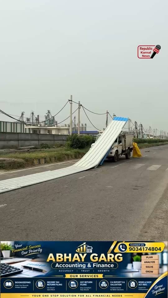 गाड़ी पर लदी लोहे की चादर सड़क पर बुरी तरह बिखरी, हादसा होते-होते बचा रस्सी टूटी जा सकती थी किसी की जान