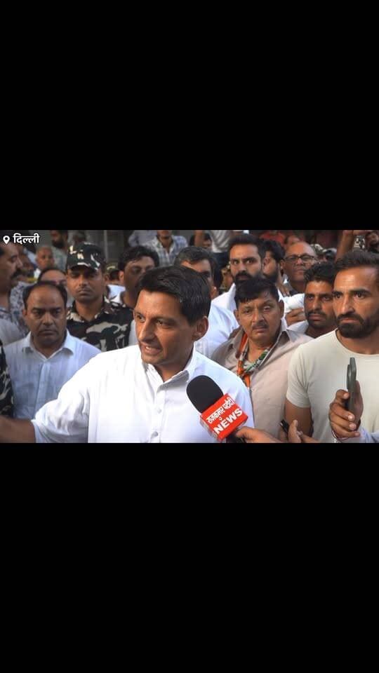 दीपेंद्र हुड्डा के आवास पर घेराव का दावा, कांग्रेस सांसदों ने बीजेपी के खिलाफ की नारेबाजी |
#DeependerHooda #Congress #HaryanaCongress #DelhiNews PoliticalNews HaryanaNews #RahulGandhi