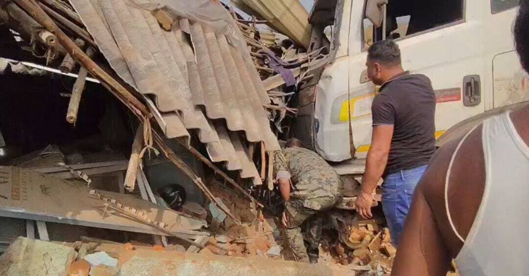 Bokaro News : नगेन मोड़ पर होटल में घुसा ट्रेलर, दो की मौत, चार गंभीर
#bokaro #NationalHighway #jharkhand #NewsUpdate
Bokaro: पिंड्राजोरा थाना क्षेत्र के राष्ट्रीय राजमार्ग-32 पर नगेन मोड़ के पास रविवार सुबह करीब 6:30 बजे एक दर्दनाक सड़क हादसे में दो लोगों की मौत हो गई, जबकि चार अन्य गंभीर रूप से घायल हो गए। चास से पुरुलिया की ओर जा रहा एक ट्रेलर बाइक को बचाने के प्रयास में अनियंत्रित होकर सड़क किनारे स्थित होटल में घुस गया। हादसे के समय होटल में कई लोग चाय पी रहे थे।
##चाय पीने आए दो लोगों की मौके पर मौत
हादसे में जान गंवाने वालों की पहचान सरदाहा गांव निवासी गुहीराम झा (71) और सिदाम राय (51) के रूप में हुई है। दोनों की मौके पर ही मौत हो गई। तीन बच्चों के पिता गुहीराम झा रोजाना सुबह इसी होटल में चाय पीने आते थे। वहीं, सिदाम राय दिव्यांग थे। पुलिस ने पोस्टमार्टम के बाद दोनों शव परिजनों को सौंप दिए।
##चालक समेत चार गंभीर रूप से घायल
दुर्घटना में जीवांडीह निवासी रंजीत महतो (55) और साधना देवी (35), कालीकापुर निवासी रुस्तम अंसारी (40) तथा ट्रेलर चालक बिहार के जहानाबाद निवासी दिलीप कैवट (30) गंभीर रूप से घायल हो गए। सभी को इलाज के लिए सदर अस्पताल में भर्ती कराया गया है। चालक की हालत गंभीर बताई गई है।
##मुआवजे और सड़क चौड़ीकरण की मांग पर पांच घंटे जाम
हादसे से आक्रोशित स्थानीय लोगों ने सड़क चौड़ीकरण और मृतकों के परिजनों को मुआवजा देने की मांग को लेकर करीब पांच घंटे तक सड़क जाम रखा। ग्रामीणों का कहना था कि सड़क का संकरा होना और भारी वाहनों की लगातार आवाजाही दुर्घटनाओं का खतरा बढ़ा रही है।
सूचना मिलने पर चास के प्रखंड विकास पदाधिकारी (बीडीओ) प्रदीप कुमार मौके पर पहुंचे और शोकाकुल परिवारों से मुलाकात कर सहायता का आश्वासन दिया। बीडीओ, स्थानीय जनप्रतिनिधियों और पुलिस के हस्तक्षेप तथा लिखित आश्वासन के बाद जाम हटाया गया। इसके बाद यातायात सामान्य हो सका।
##प्राथमिकी दर्ज, ट्रेलर जब्त
पिंड्राजोरा थाना प्रभारी रवि कुमार ने बताया कि मामले में प्राथमिकी दर्ज कर ली गई है और मुआवजे की प्रक्रिया चल रही है। दुर्घटनाग्रस्त ट्रेलर को जब्त कर थाने लाया गया है। पुलिस मामले की आगे जांच कर रही है।
