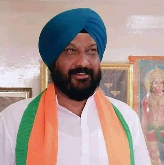 मंदसौर जिले में अघोषित बिजली कटौती को लेकर बढ़ते विरोध के बीच विधायक हरदीप सिंह डंग ने मुख्यमंत्री मोहन यादव को पत्र लिखकर विद्युत कटौती बंद कराने की मांग की है। पिछले कुछ दिनों से ग्रामीण क्षेत्रों में रात के समय कई-कई घंटों तक बिजली बंद रहने से लोगों में नाराजगी है। परेशान ग्रामीण अब सड़कों पर उतरकर चक्काजाम और प्रदर्शन कर रहे हैं। ग्रामीणों ने नियमित बिजली आपूर्ति सुनिश्चित करने की मांग उठाई है।