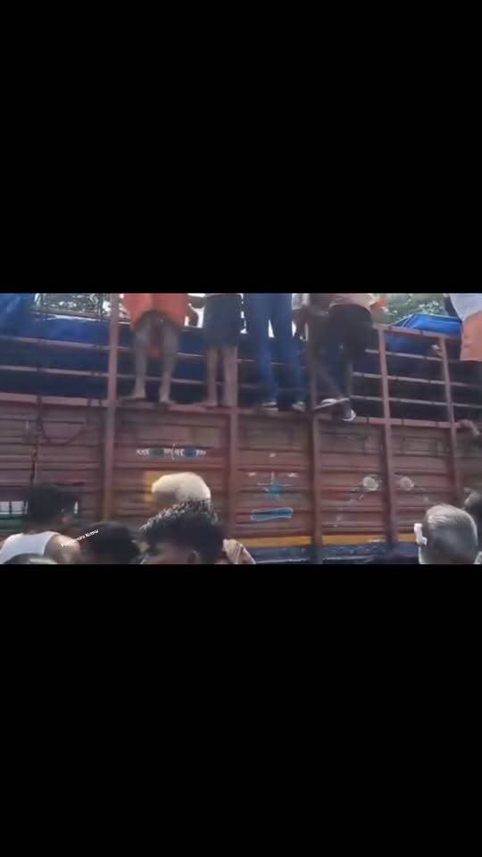 ट्रक पलटा तो शराब की मच गई लूट
विदेशी शराब से लदा एक ट्रक बिहार के अररिया में हादसे का शिकार हो गया. हादसे के बाद ट्रक का ड्राइवर और खलासी मौके से फरार हो गए. ट्रक में शराब लदी होने की जानकारी मिलते ही ग्रामीण मौके पर पहुंच गए और कार्टून भर-भरकर शराब ले जाने लगे.