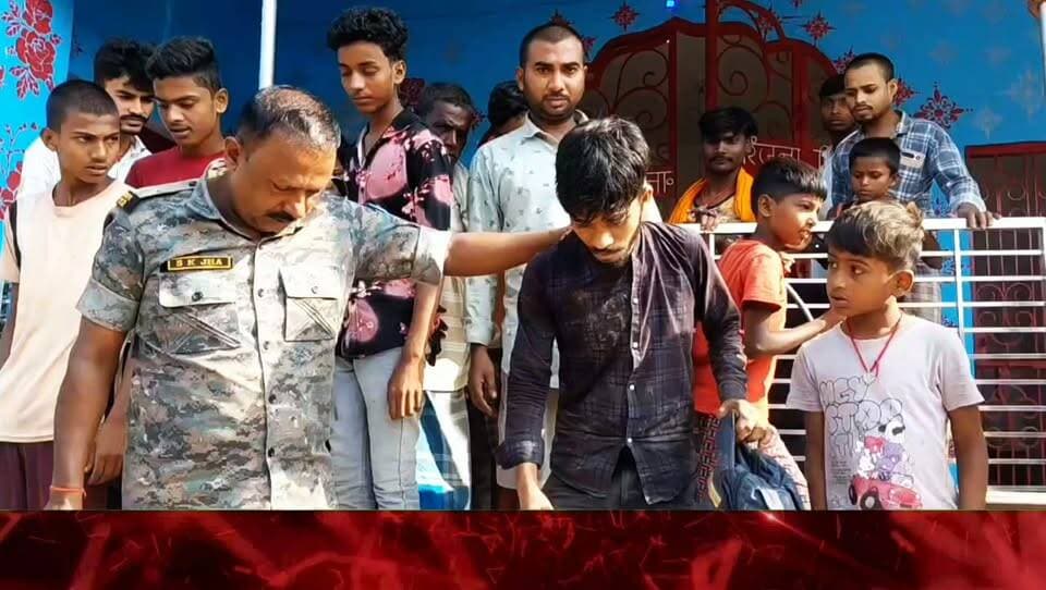धुरंगांव के जीतवाहन मंदिर में चोरी की कोशिश, ग्रामीणों ने युवक को पकड़ा; डायल 112 की टीम ने हिरासत में लिया