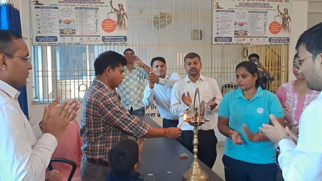 अंतरराष्ट्रीय बालिका दिवस के अवसर पर रविवार को जिला विधिक सेवा प्राधिकार, बेगूसराय के एडीआर भवन में सम्मान समारोह का आयोजन किया गया। बिहार राज्य विधिक सेवा प्राधिकार, पटना के निर्देशानुसार आयोजित इस कार्यक्रम में शिक्षा, विधि, खेल एवं चिकित्सा के क्षेत्र में उत्कृष्ट प्रदर्शन करने वाली बालिकाओं एवं महिलाओं को प्रशस्ति पत्र देकर सम्मानित किया गया।
कार्यक्रम का शुभारंभ जिला एवं अपर सत्र न्यायाधीश श्री वेद प्रकाश मोदी, प्राधिकार के सचिव श्री करुणानिधि प्रसाद आर्य, अपर मुख्य न्यायिक दंडाधिकारी श्री विवेक चंद्र वर्मा तथा चिकित्सा क्षेत्र की विशेषज्ञों द्वारा संयुक्त रूप से दीप प्रज्वलित कर किया गया।
वक्ताओं ने बालिकाओं की शिक्षा, स्वास्थ्य, सुरक्षा एवं सर्वांगीण विकास पर जोर देते हुए कहा कि महिलाओं को समान अवसर, सम्मान और प्रोत्साहन प्रदान करना समाज की सामूहिक जिम्मेदारी है। बालिकाओं को बेहतर शिक्षा एवं संस्कार देकर आत्मनिर्भर बनाना सशक्त समाज के निर्माण के लिए आवश्यक है।
समारोह में शिक्षा के क्षेत्र में मनीषा कुमारी एवं अदिति कुमारी, विधि में खुशबू कुमारी एवं सुमन कुमारी, खेल में सुष्मिता एवं श्रुति तथा चिकित्सा के क्षेत्र में डॉ. प्राची, डॉ. शिवांगी एवं डॉ. अल्पना राय को सम्मानित किया गया। वहीं, 12वीं वाणिज्य संकाय में सर्वाधिक अंक प्राप्त करने वाली छात्रा शिवांगी कुमारी को भी प्रशस्ति पत्र प्रदान किया गया।
कार्यक्रम के माध्यम से नारी शक्ति के सम्मान, बालिकाओं के अधिकारों, समानता एवं सशक्तीकरण के प्रति जागरूकता बढ़ाने का संदेश दिया गया।
IPRD Bihar
#begusarai
#cmsamrat