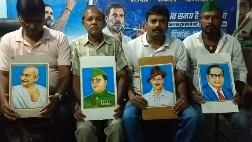 *दिल्ली से उठी चिंगारी, अब जमालपुर में बनेगी शोला!*
दिल्ली के जंतर-मंतर पर 4 हजार युवाओं की गिरफ्तारी के बाद अब सियासी पारा जमालपुर में चढ़ गया है।
विपक्षी दल के नेता साईं शंकर, बमबम यादव, कामरेड मुरारी प्रसाद और अमित रंजन ने बड़ा ऐलान किया है। उनका आरोप है कि प्रदर्शन रोकने के लिए ट्रेनें और 65 मेट्रो स्टेशन बंद किए गए।
इसी के खिलाफ *12 अक्टूबर रविवार शाम 4 बजे जुबली वेल चौक पर अक्टूबर क्रांति* का आह्वान किया गया है। तिरंगे के नीचे जमालपुर के युवा जुटेंगे।
क्या आप इस फैसले से सहमत हैं?
क्या जमालपुर के युवाओं को इस प्रदर्शन में शामिल होना चाहिए?
हां/नहीं कमेंट कर जरूर बताएं 👇
