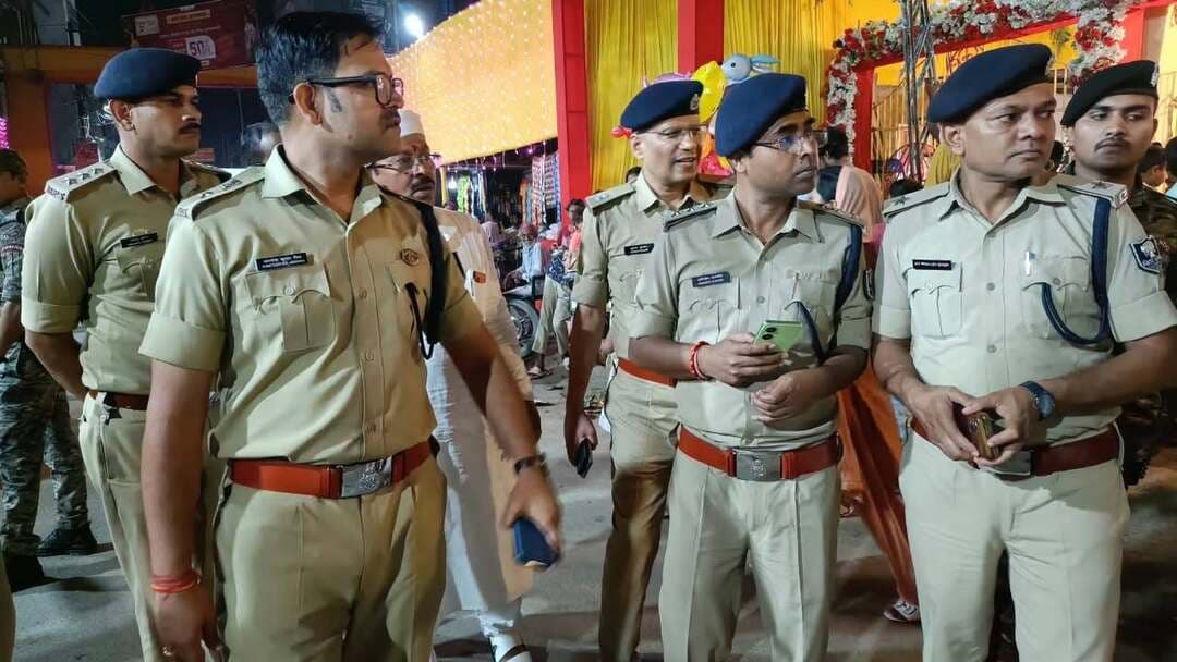 नवरात्रि पर मुजफ्फरपुर में सुरक्षा का जायजा लेने खुद सड़क पर उतरे SSP कांतेश कुमार मिश्रा, पूजा पंडालों का किया निरीक्षण!
मुजफ्फरपुर में नवरात्रि को लेकर पुलिस प्रशासन पूरी तरह अलर्ट मोड में है। पर्व के पहले दिन वरीय पुलिस अधीक्षक कांतेश कुमार मिश्रा खुद शहर की सुरक्षा व्यवस्था का जायजा लेने सड़कों पर उतरे। इस दौरान उन्होंने शहर के विभिन्न प्रमुख पूजा पंडालों का निरीक्षण किया और सुरक्षा इंतजामों की जमीनी हकीकत परखी।
नवरात्रि के दौरान मुजफ्फरपुर के चौक-चौराहों और पूजा पंडालों में श्रद्धालुओं की भारी भीड़ उमड़ने की संभावना है। ऐसे में कानून-व्यवस्था बनाए रखना और यातायात को सुचारू रखना पुलिस प्रशासन की प्राथमिकता है।
सुरक्षा के मद्देनजर प्रमुख पूजा पंडालों में सीसीटीवी कैमरे लगाए गए हैं। वहीं, चौक-चौराहों, पंडालों के आसपास और सादे लिबास में भी पुलिसकर्मियों की तैनाती की गई है। स्थानीय थानों की पुलिस लगातार गश्त करेगी, जबकि वरीय अधिकारी भी सुरक्षा व्यवस्था पर नजर बनाए रखेंगे।
SSP कांतेश कुमार मिश्रा के इस निरीक्षण का उद्देश्य नवरात्रि के दौरान श्रद्धालुओं को सुरक्षित माहौल उपलब्ध कराना और किसी भी अप्रिय घटना की आशंका को रोकना है। अब देखना होगा कि नौ दिनों तक चलने वाले इस पर्व में पुलिस की सतर्कता शहर की सुरक्षा और यातायात व्यवस्था को कितना सुचारू बनाए रखती है।
#TirhutNow #MuzaffarpurNews #SSPKanteshKumarMishra #Navratri2026 #MuzaffarpurPolice