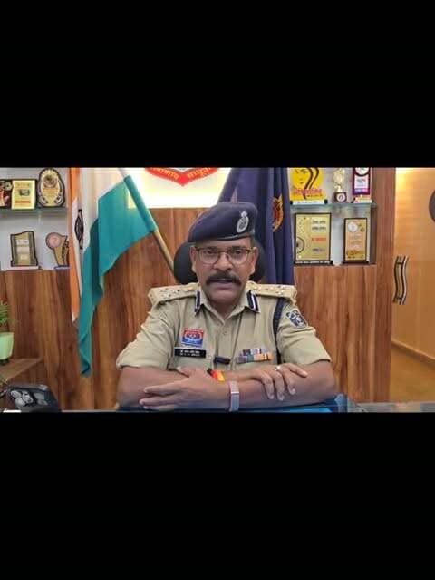 🪖❤️ सड़क पर सफ़र छोटा हो या बड़ा, एक हेलमेट = हजारों खुशियाँ!
🚨 “हेलमेट नहीं तो यात्रा नहीं” — जशपुर पुलिस का अभियान 🚔
🔥 पिछले 2 दिनों में 5000+ बिना हेलमेट वाहन चालकों को जागरूक किया गया।
यह चालान की कार्रवाई नहीं, जिंदगी बचाने की मुहिम है। वाहन चालकों को हेलमेट लाने एवं रसीद प्रस्तुत करने के बाद सड़क सुरक्षा की शपथ दिलाई जा रही है।
🎯जशपुर पुलिस का संकल्प:-
❤️ कम से कम 50 अनमोल जिंदगियां बचाना
🤝 60,000 लोगों को सड़क सुरक्षा के 07 वचन की शपथ दिलाना
🪖 हेलमेट को आदत और जिम्मेदारी बनाना
🌎 24 जून को जिले के 800 लोकेशन पर एक साथ सड़क सुरक्षा का संदेश पहुंचाया गया, जिसे Golden Book of World Records ने प्रमाणित किया।
👮♂️ DIG एवं SSP डॉ. लाल उमेद सिंह की अपील:-“आपका जीवन आपके लिए ही नहीं, आपके परिवार के लिए भी अमूल्य है। स्वयं हेलमेट पहनें और पीछे बैठने वाले को भी हेलमेट पहनाएं।”
❤️ एक हेलमेट — पूरे परिवार की सुरक्षा।*
🚔 आपकी सुरक्षा — हमारी जिम्मेदारी।*
#JashpurPolice #HelmetNahiToYatraNahi #RoadSafety #HelmetSafety #SafeJashpu