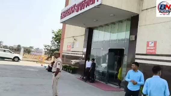 🚨 ब्रेकिंग न्यूज़ | बहरोड़ 🚨
🔴 बहरोड़ के पार्क अस्पताल में इनकम टैक्स विभाग की बड़ी कार्रवाई!
बहरोड़। पार्क अस्पताल में अलसुबह इनकम टैक्स विभाग की टीम पहुंची। बताया जा रहा है कि करीब आधा दर्जन गाड़ियों में सवार होकर अधिकारी अस्पताल पहुंचे, जिसके बाद परिसर में अचानक हलचल मच गई।
कार्रवाई के दौरान सुरक्षा व्यवस्था के मद्देनजर पुलिस जाप्ता भी मौके पर मौजूद है। अचानक हुई इस कार्रवाई से अस्पताल परिसर में हड़कंप का माहौल बन गया।
फिलहाल कार्रवाई से जुड़ी विस्तृत जानकारी और इसके कारणों को लेकर आधिकारिक पुष्टि का इंतजार है।
📍 बहरोड़ से बड़ी खबर… आगे की अपडेट के लिए जुड़े रहिए।
#BreakingNews #Behror #बहरोड़ #IncomeTax #ParkHospital #RajasthanNews