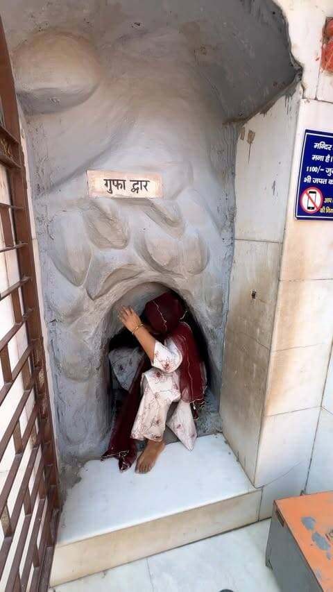 🙏 गुरुग्राम में माता वैष्णो देवी के दर्शन! 🚩✨
गाड़ी हरसरू, गुरुग्राम में स्थित माता वैष्णो देवी मंदिर में पहुँचकर भक्तों को मिलती है मन की शांति और माता रानी का आशीर्वाद। ❤️🙏
जय माता दी! 🚩🌺
आप भी कमेंट में लिखें जय माता दी 🙏❤️
[Gurugram, Gurgaon, Gadi Harsaru, Vaishno Devi Temple, Mata Rani, Jai Mata Di, Gurugram Temple, Gurgaon Mandir, Hindu Temple, Religious Places, Delhi NCR, Temple Visit, Mata Vaishno Devi, Spiritual Place, Gurugram Darshan, Gurgaon Tourism, Mandir Darshan, माता वैष्णो देवी, गाड़ी हरसरू,