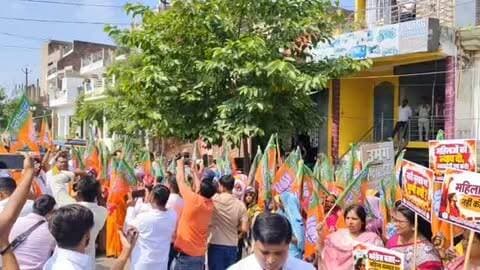 🚨 कौशाम्बी में भाजपा महिला कार्यकर्ताओं का कांग्रेस कार्यालय पर हल्लाबोल, JNU में महिलाओं से कथित दुर्व्यवहार के विरोध में किया प्रदर्शन
📍 कौशाम्बी, उत्तर प्रदेश।
जवाहरलाल नेहरू विश्वविद्यालय (JNU) में 11 बालिकाओं के साथ कथित दुर्व्यवहार के मामले को लेकर कौशाम्बी में भाजपा की सैकड़ों महिला कार्यकर्ताओं ने कांग्रेस कार्यालय का घेराव कर जोरदार प्रदर्शन किया। प्रदर्शन के दौरान महिला कार्यकर्ताओं ने नारेबाजी करते हुए घटना के प्रति अपनी नाराजगी जाहिर की और महिलाओं के सम्मान एवं सुरक्षा का मुद्दा उठाया।
🔹 अनीता त्रिपाठी के नेतृत्व में हुआ प्रदर्शन
भाजपा की पूर्व जिलाध्यक्ष अनीता त्रिपाठी की अगुवाई में आयोजित प्रदर्शन में बड़ी संख्या में महिला कार्यकर्ता शामिल हुईं। कार्यकर्ताओं ने JNU में हुई कथित घटना के विरोध में आवाज बुलंद करते हुए महिलाओं की गरिमा, सम्मान और सुरक्षा सुनिश्चित करने की मांग उठाई।
प्रदर्शन के दौरान कांग्रेस कार�